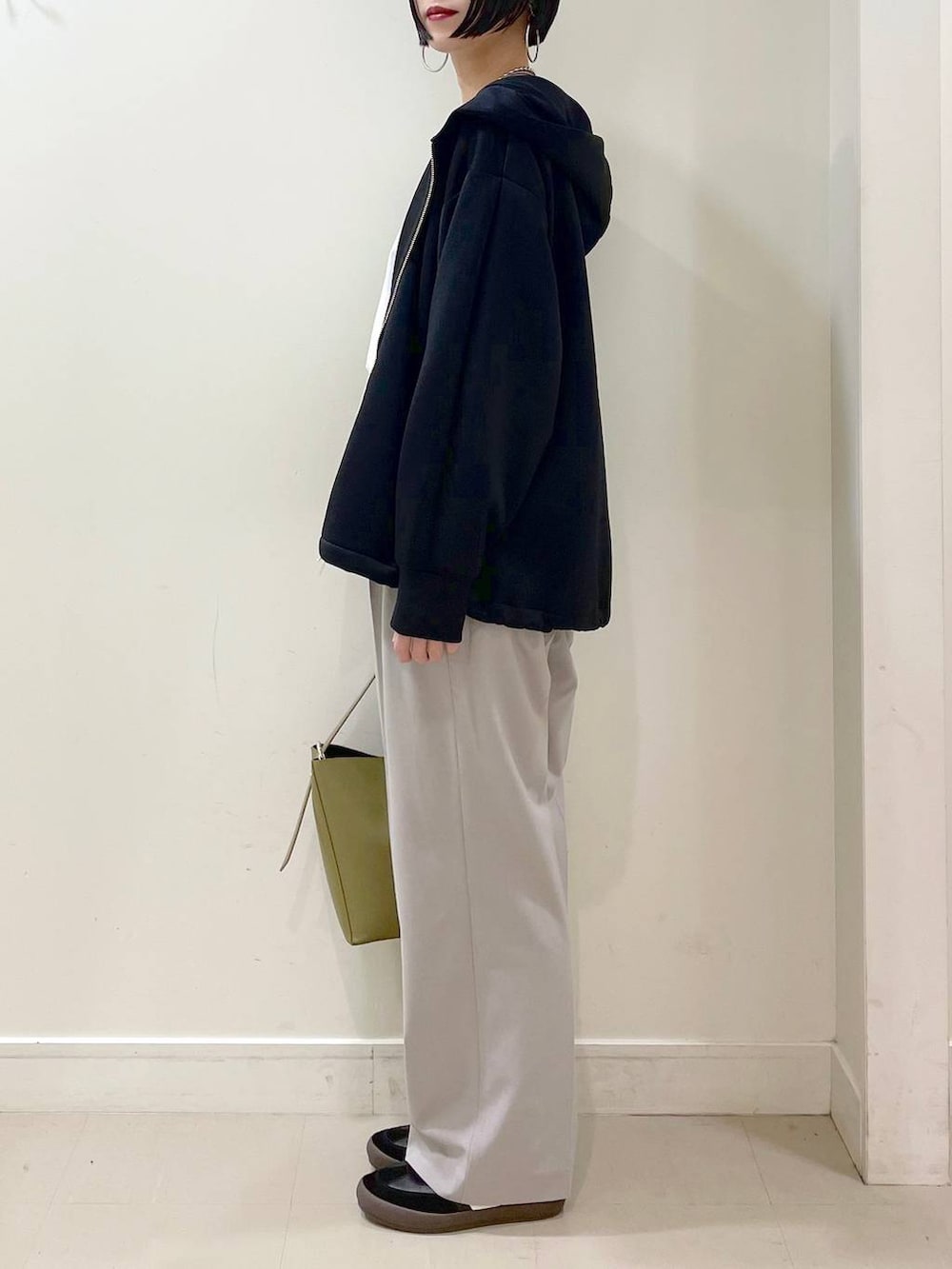 「高見え、若見え、着痩せ・細見え、ママコーデ、普通_GLOBAL WORK、高身長、GLOBAL WORK、パーカー、Tシャツ、ワイドパンツ、パンツ、楽ちんコーデ、体型カバー、ネックレス、ショルダーバッグ」｜「GLOBAL WORKのステンレスボールY字ネックレス/106439（ネックレス、シルバー系）」を使った、るんるんさん（レディース・168cm）の春コーディネートの4枚目の写真