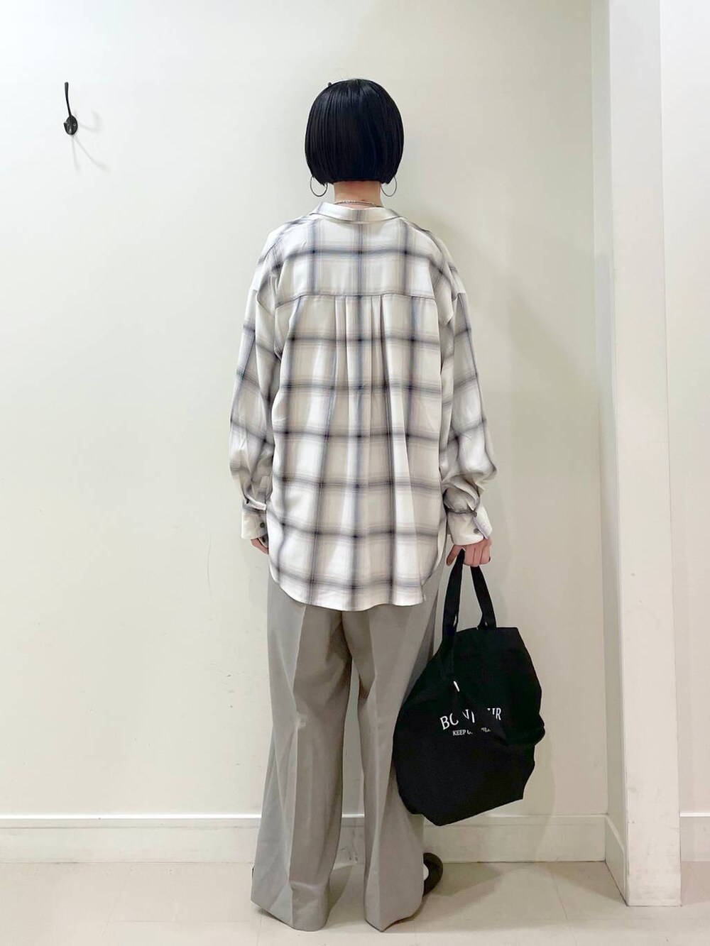 「高見え、若見え、着痩せ・細見え、ママコーデ、普通_GLOBAL WORK、高身長、GLOBAL WORK、シャツ、ニット、サロペット、ワイドパンツ、パンツ、楽ちんコーデ、体型カバー、春コーデ」|「GLOBAL WORKのらくっション撥水バレエ/135873(バレエシューズ、ブラック系)」を使った、るんるんさん(レディース・168cm)の春コーディネートの5枚目の写真