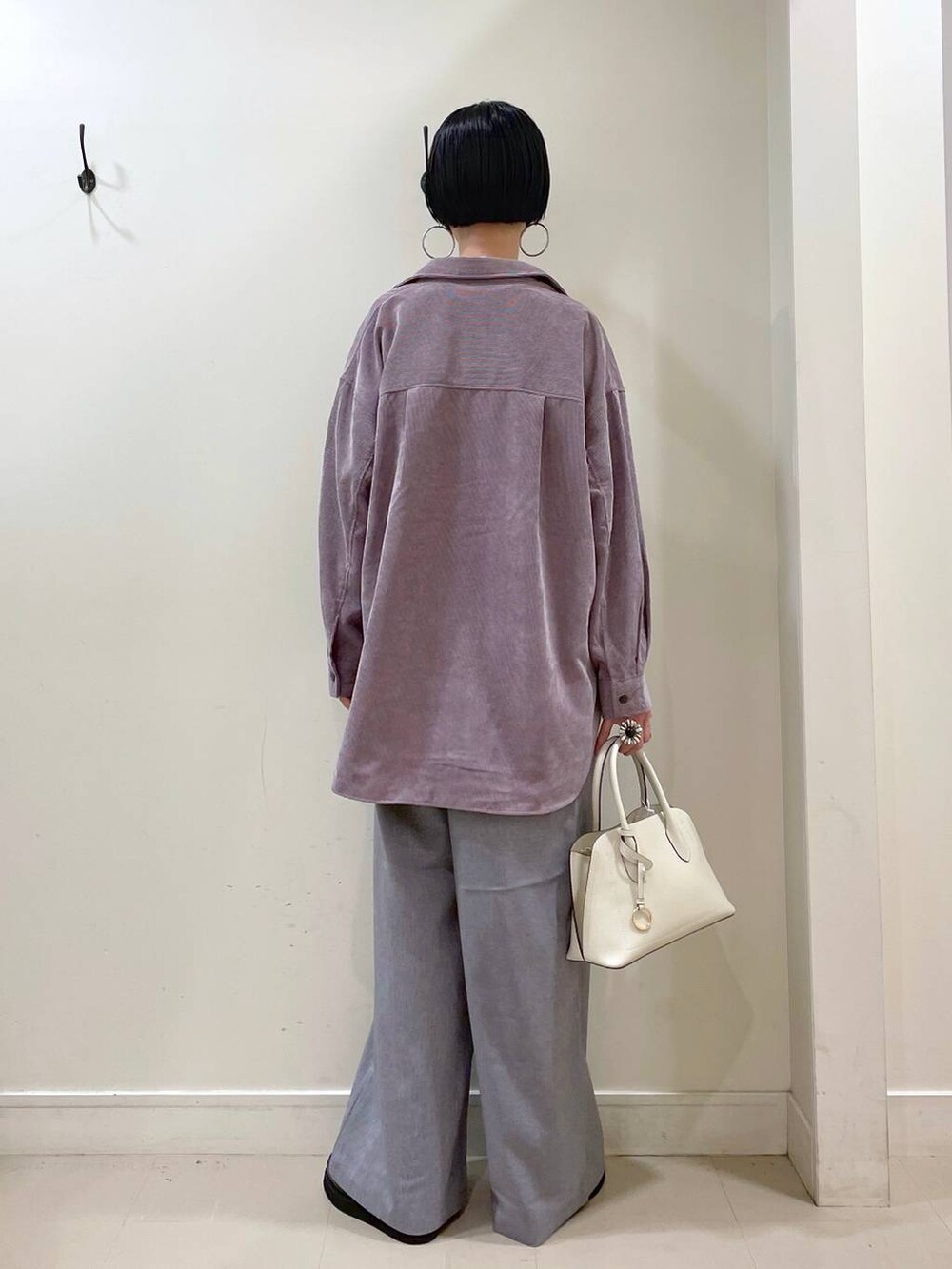 ブラック系のローファー、ホワイト系のショルダーバッグ、ホワイト系のTシャツ/カットソーを着用したレディースの秋コーディネートの4枚目の写真