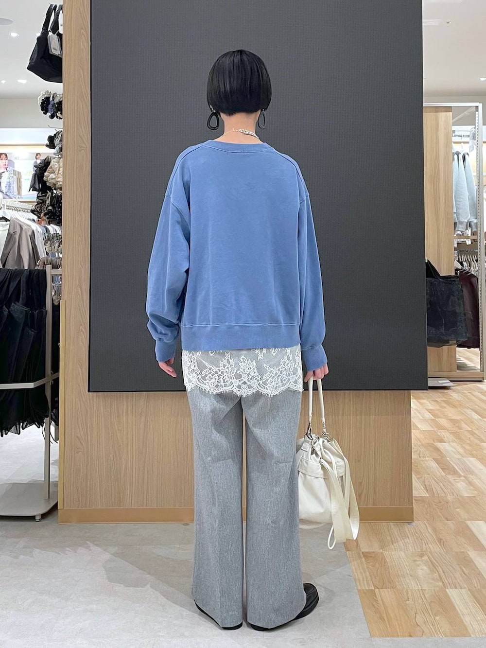 ブラック系のローファー、ホワイト系のショルダーバッグ、グレー系のその他パンツを着用したレディースの冬コーディネートの3枚目の写真