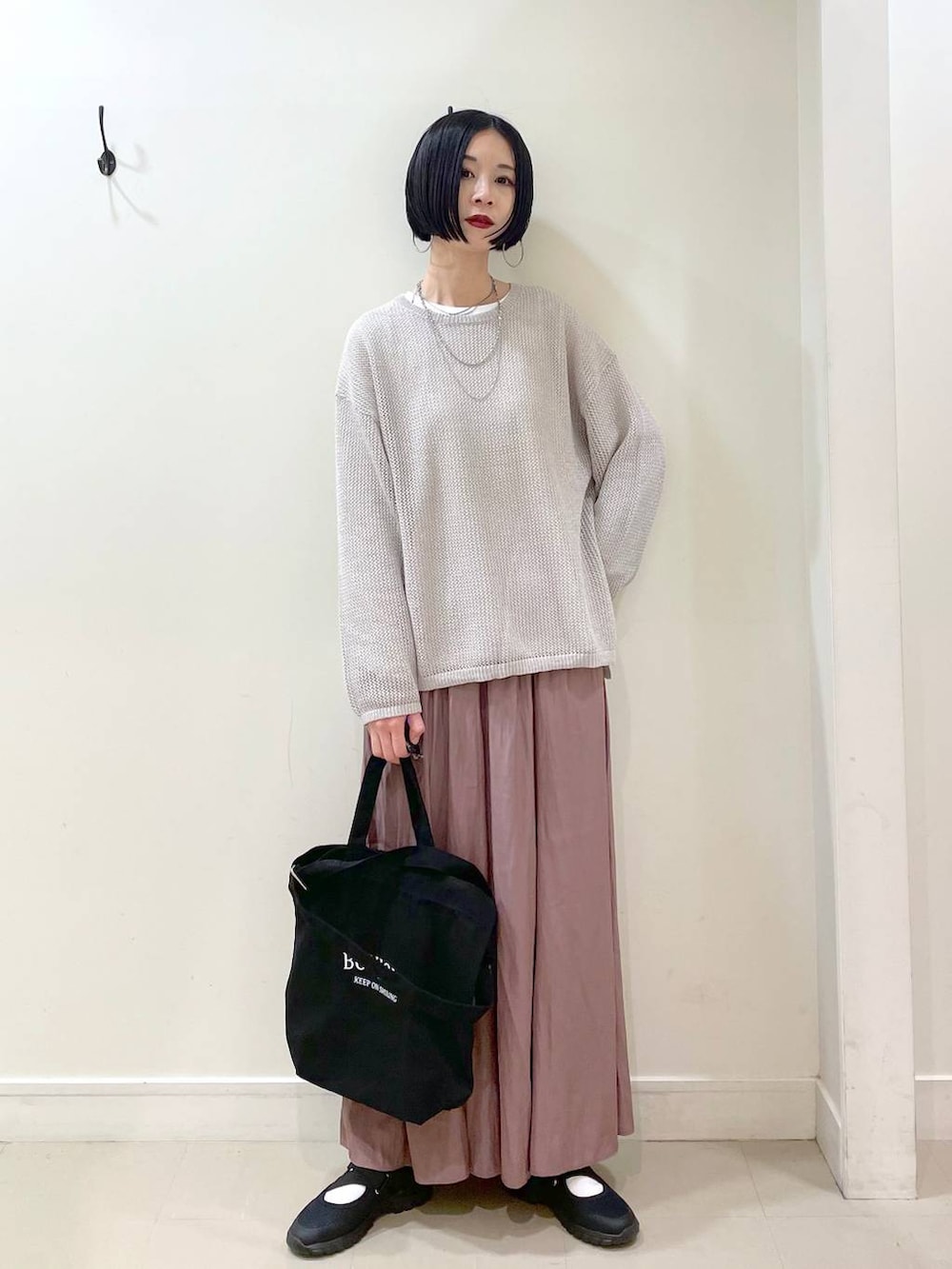 「若見え、着痩せ・細見え、普通_GLOBAL WORK、高身長、GLOBAL WORK、パーカー、ワイドパンツ、パンツ、楽ちんコーデ、ネックレス、ショルダーバッグ、スニーカー、春コーデ、高見え、ママコーデ」|「GLOBAL WORKのエアかるクッションベルトスニーカー/102313(スニーカー、ブラック系)」を使った、るんるんさん(レディース・168cm)の春コーディネートの6枚目の写真