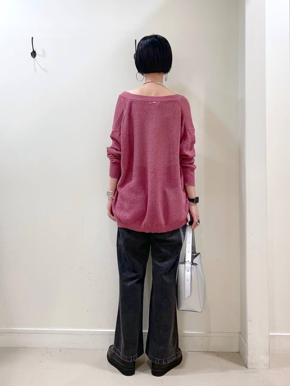 「高見え、若見え、着痩せ・細見え、ママコーデ、楽ちんコーデ、普通_GLOBAL WORK、高身長、体型カバー、GLOBAL WORK、シンプルコーデ、大人カジュアル、カーディガン、カップ付きインナー、デニムパンツ、パンツ」|「GLOBAL WORKのエアかる厚底ローファー/136031(ローファー、ブラック系)」を使った、るんるんさん(レディース・168cm)の夏コーディネートの3枚目の写真