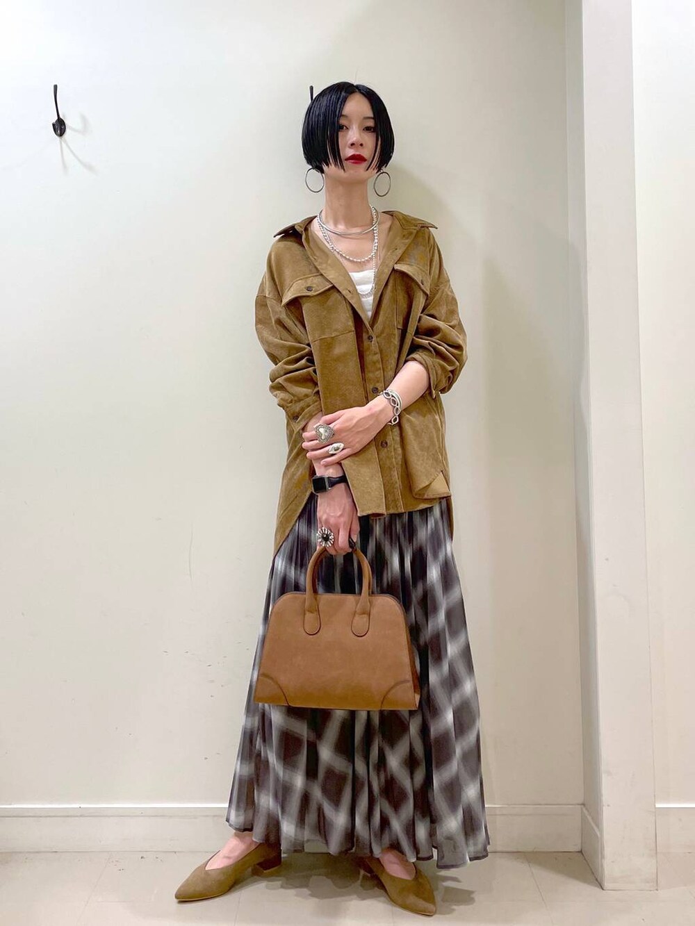 ホワイト系のキャミソール、イエロー系のシャツ/ブラウス、ブラウン系のスカートを着用したレディースの秋コーディネートの7枚目の写真