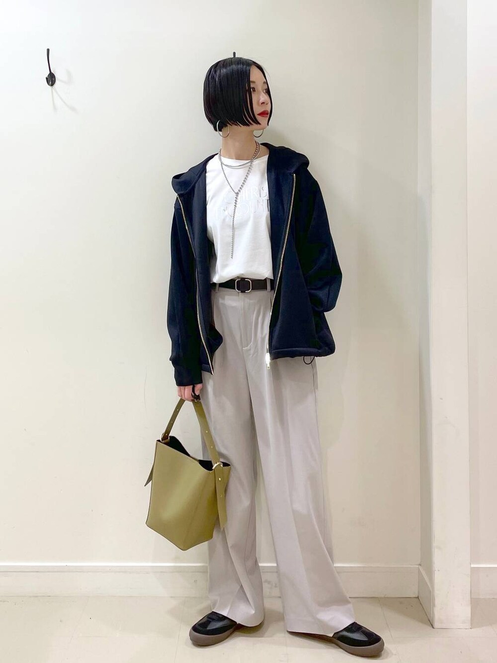 「高見え、若見え、着痩せ・細見え、ママコーデ、普通_GLOBAL WORK、高身長、GLOBAL WORK、パーカー、Tシャツ、ワイドパンツ、パンツ、楽ちんコーデ、体型カバー、ネックレス、ショルダーバッグ」｜「GLOBAL WORKのステンレスボールY字ネックレス/106439（ネックレス、シルバー系）」を使った、るんるんさん（レディース・168cm）の春コーディネートの5枚目の写真