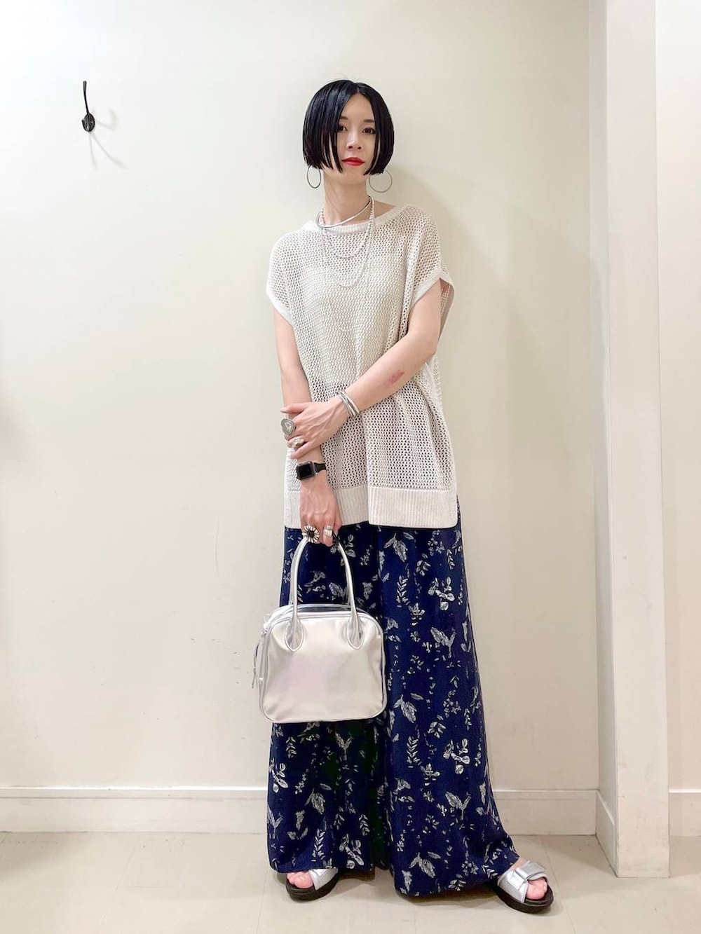 「高見え、若見え、着痩せ・細見え、ママコーデ、楽ちんコーデ、高身長、体型カバー、ワイドパンツ、カップ付きインナー、パンツ、ネックレス、サンダル、ショルダーバッグ、夏コーデ、GLOBAL WORK」|「GLOBAL WORKのアップルウォッチ/合皮バンド/160631(デジタル腕時計、ブラック系)」を使った、るんるんさん(レディース・168cm)の夏コーディネートの2枚目の写真