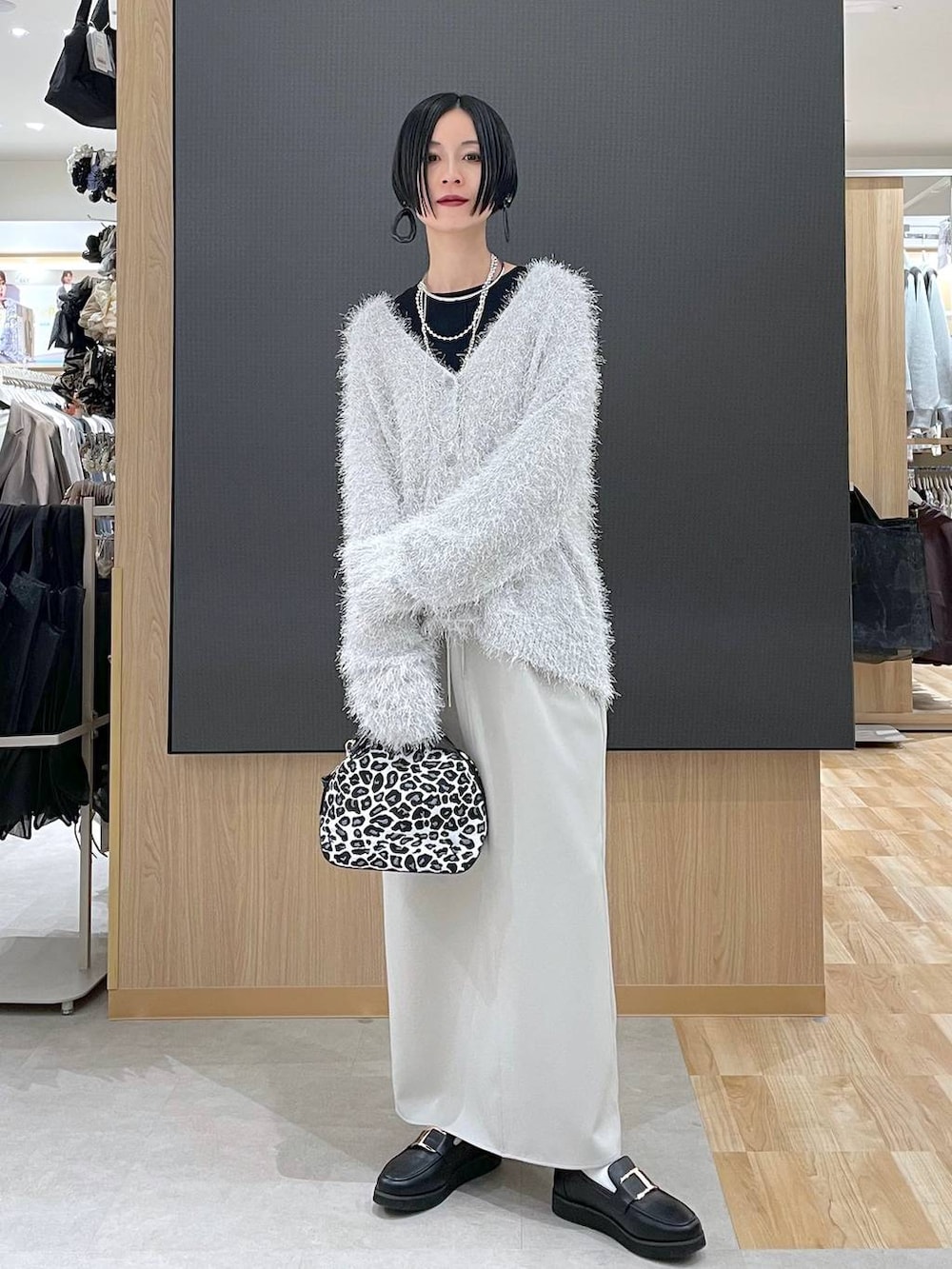 その他のショルダーバッグ、ブラック系のローファー、ブラック系のTシャツ/カットソーを着用したレディースの冬コーディネートの2枚目の写真