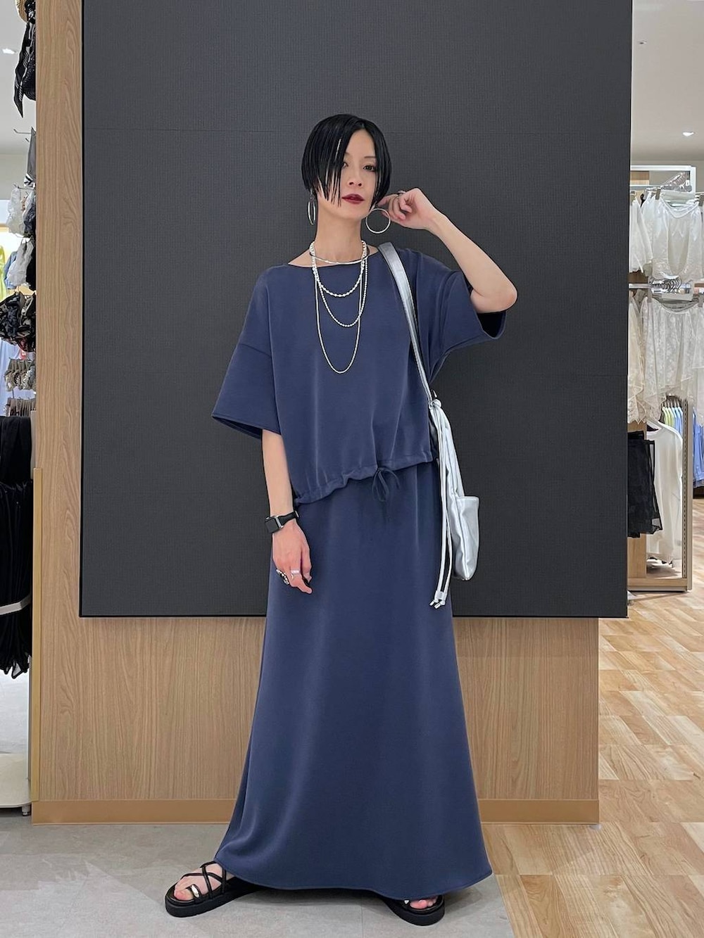 ブラック系のサンダル、ブルー系のTシャツ/カットソー、ブルー系のスカートを着用したレディースの夏コーディネートの2枚目の写真