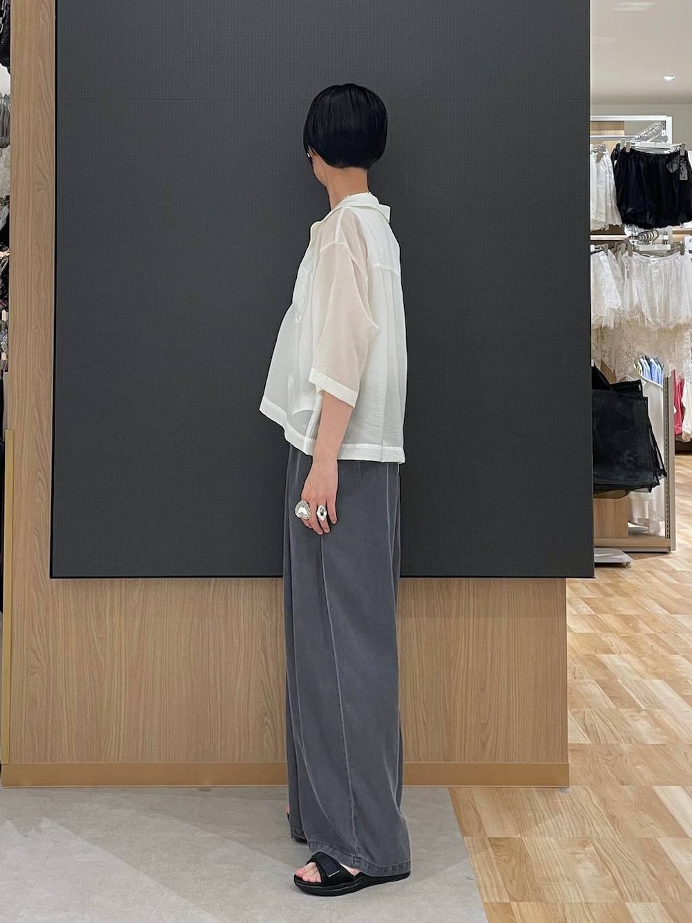 ホワイト系のシャツ/ブラウス、ホワイト系のタンクトップ、ブラック系のデニムパンツを着用したレディースの夏コーディネートの4枚目の写真