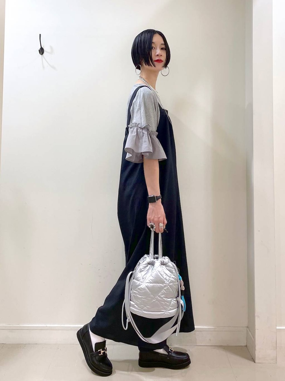 「着痩せ・細見え、ママコーデ、楽ちんコーデ、高見え、若見え、普通_GLOBAL WORK、高身長、体型カバー、GLOBAL WORK、シンプルコーデ、大人カジュアル、Tシャツ、サロペット、ワイドパンツ、パンツ」|「GLOBAL WORKのエアかる厚底ローファー/136031(ローファー、ブラック系)」を使った、るんるんさん(レディース・168cm)の夏コーディネートの3枚目の写真