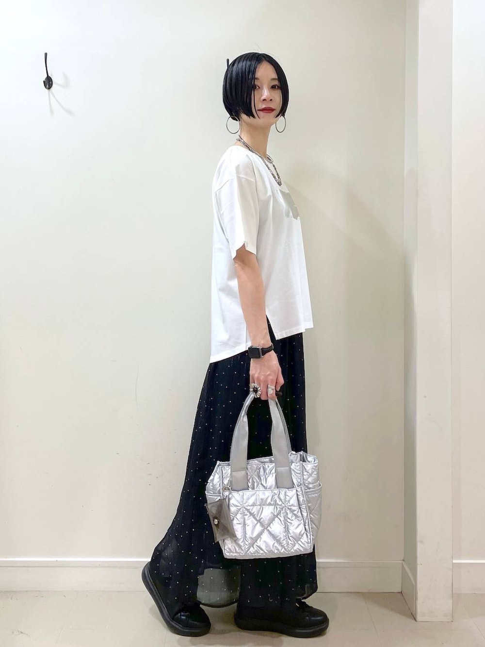 「高見え、若見え、着痩せ・細見え、ママコーデ、楽ちんコーデ、普通_GLOBAL WORK、高身長、体型カバー、GLOBAL WORK、シンプルコーデ、ブルゾン、Tシャツ、スカート、大人カジュアル、春コーデ」|「GLOBAL WORKのエアかるコートスニーカー/135742(スニーカー、ブラック系)」を使った、るんるんさん(レディース・168cm)の春コーディネートの7枚目の写真