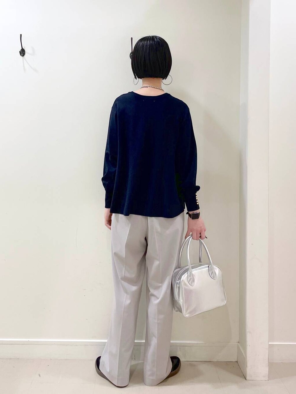 「高見え、若見え、着痩せ・細見え、ママコーデ、普通_GLOBAL WORK、高身長、GLOBAL WORK、トレンチコート、コート、ニット、ワイドパンツ、パンツ、楽ちんコーデ、体型カバー、きれいめ」|「GLOBAL WORKのステンレスボールY字ネックレス/106439(ネックレス、シルバー系)」を使った、るんるんさん(レディース・168cm)の春コーディネートの8枚目の写真