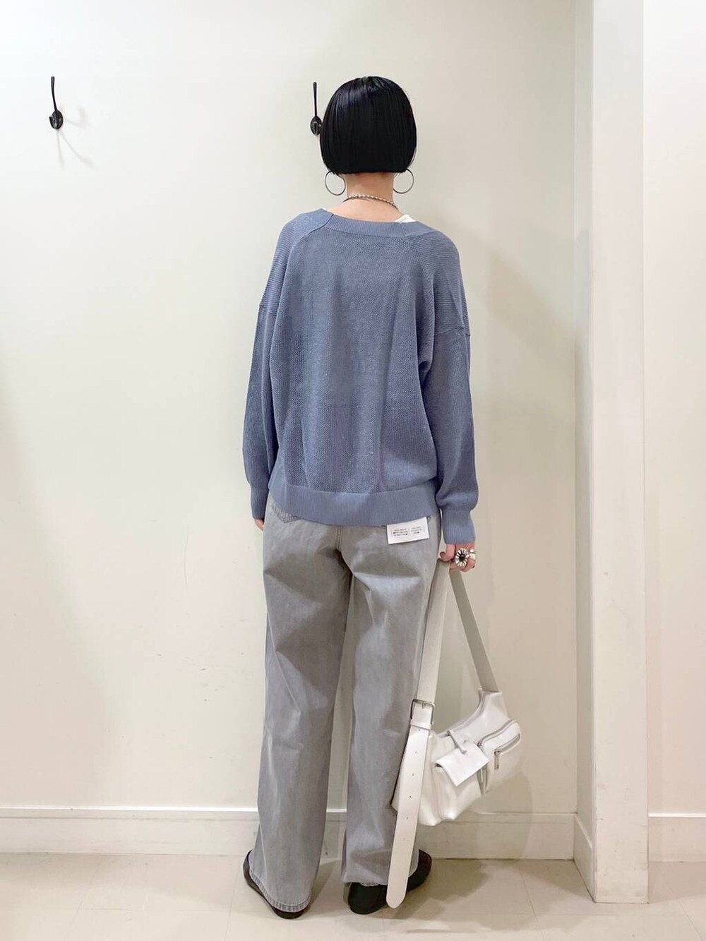「高見え、若見え、着痩せ・細見え、ママコーデ、楽ちんコーデ、普通_GLOBAL WORK、高身長、体型カバー、GLOBAL WORK、シンプルコーデ、カーディガン、タンクトップ、デニムパンツ、パンツ、ワイドパンツ」｜「GLOBAL WORKのステンレスボールY字ネックレス/106439（ネックレス、シルバー系）」を使った、るんるんさん（レディース・168cm）の春コーディネートの4枚目の写真