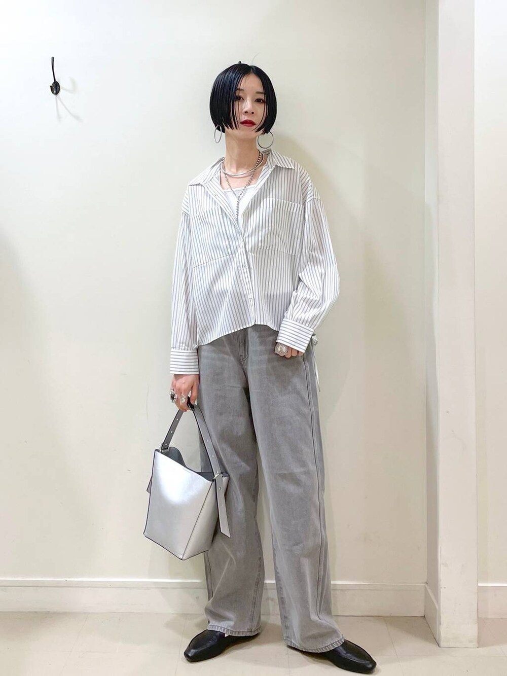 「GLOBAL WORK、高見え、若見え、着痩せ・細見え、ママコーデ、楽ちんコーデ、普通_GLOBAL WORK、高身長、体型カバー、シンプルコーデ、大人カジュアル、シャツ、タンクトップ、デニムパンツ、パンツ」|「GLOBAL WORKのGOODデニムバギーパンツ/118365(デニムパンツ、グレー系)」を使った、るんるんさん(レディース・168cm)の春コーディネートの6枚目の写真