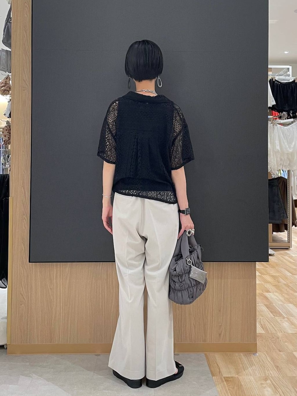 グレー系のトートバッグ、ベージュ系のその他パンツ、ブラック系のタンクトップを着用したレディースの夏コーディネートの3枚目の写真