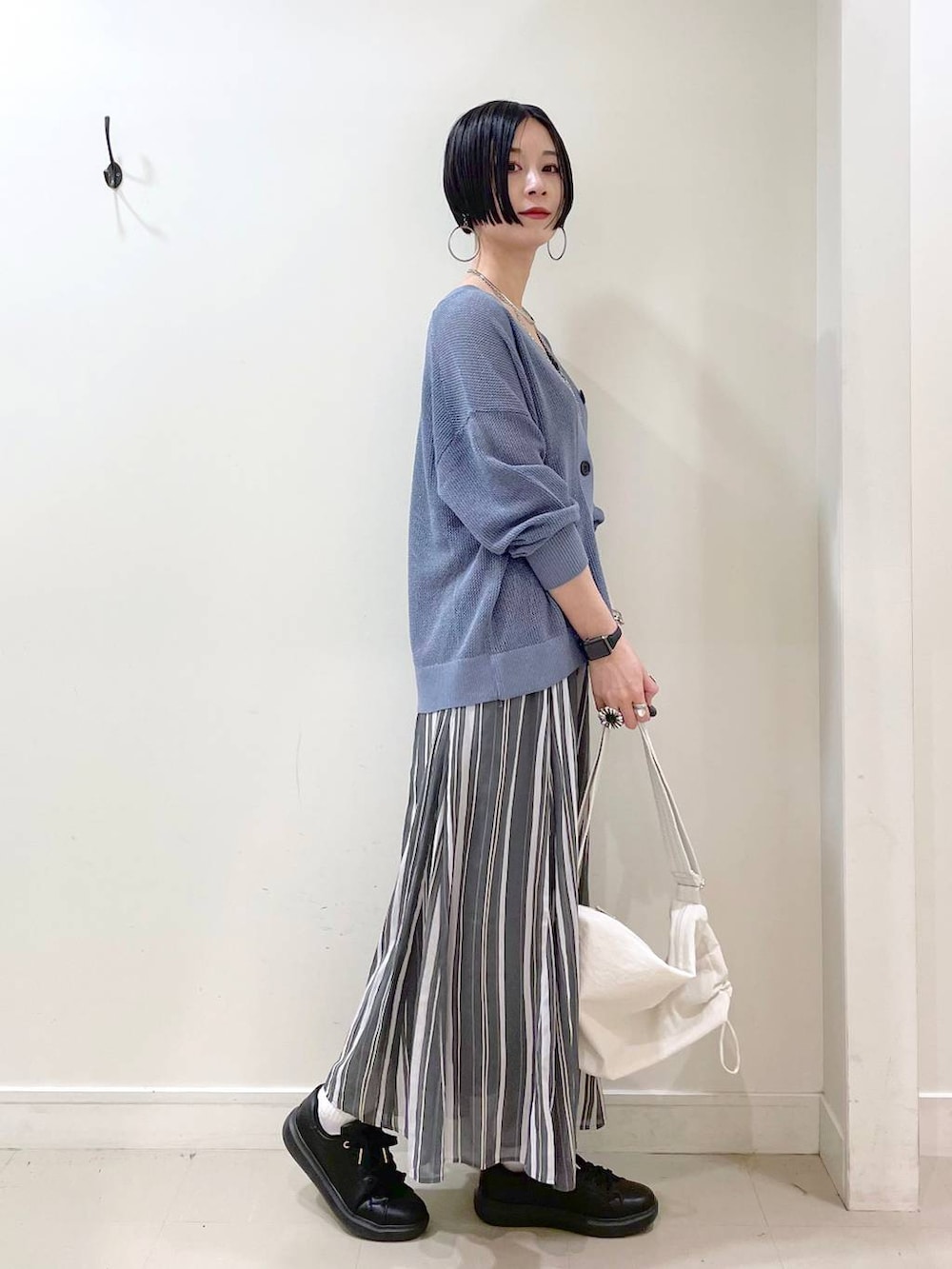 「高見え、若見え、着痩せ・細見え、ママコーデ、楽ちんコーデ、普通_GLOBAL WORK、高身長、体型カバー、GLOBAL WORK、シンプルコーデ、大人カジュアル、カーディガン、タンクトップ、スカート、ネックレス」|「GLOBAL WORKのエアかるコートスニーカー/135742(スニーカー、ブラック系)」を使った、るんるんさん(レディース・168cm)の春コーディネートの3枚目の写真