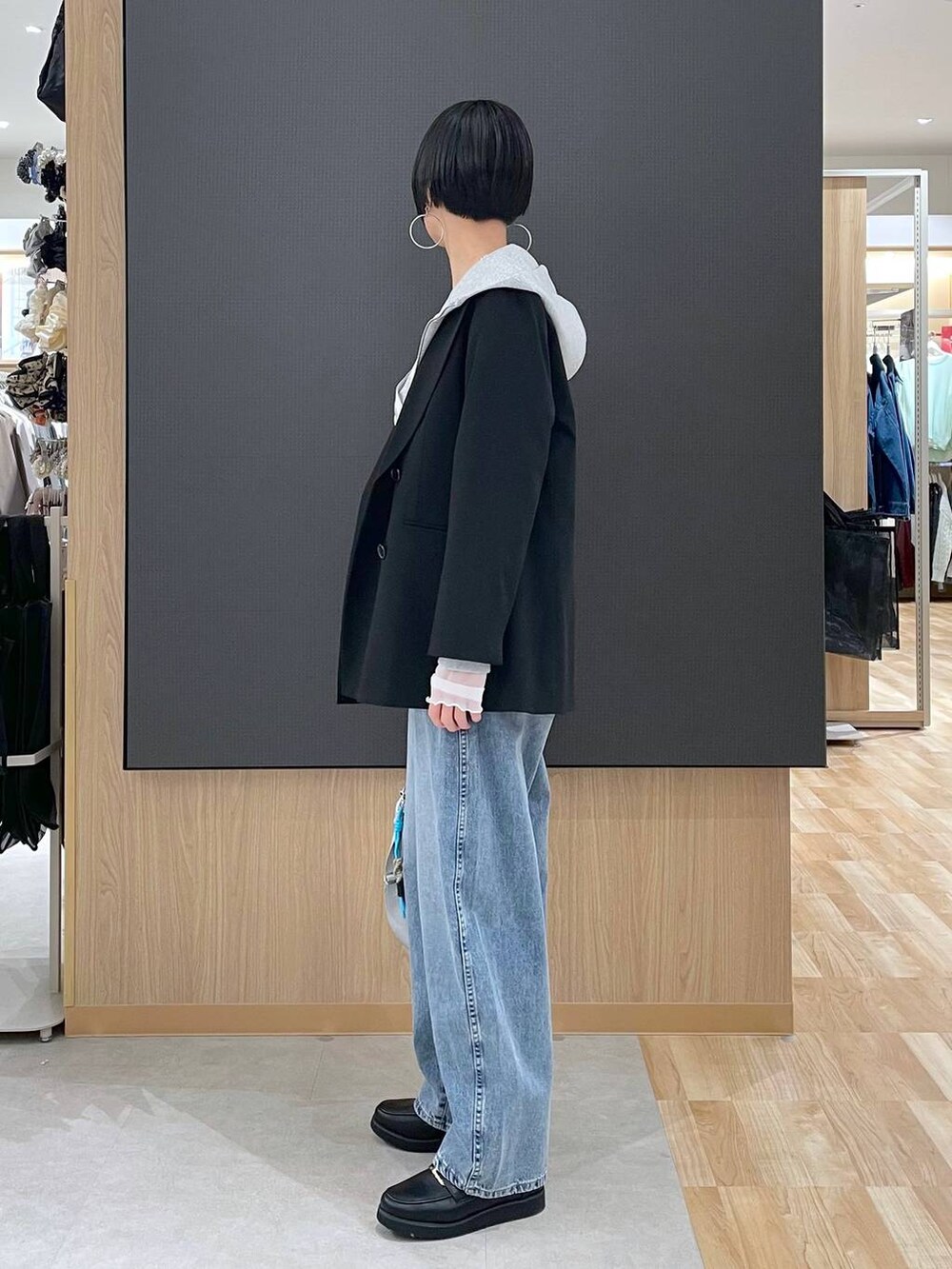 ブラック系のローファー、シルバー系のハンドバッグ、ホワイト系のTシャツ/カットソーを着用したレディースの冬コーディネートの4枚目の写真