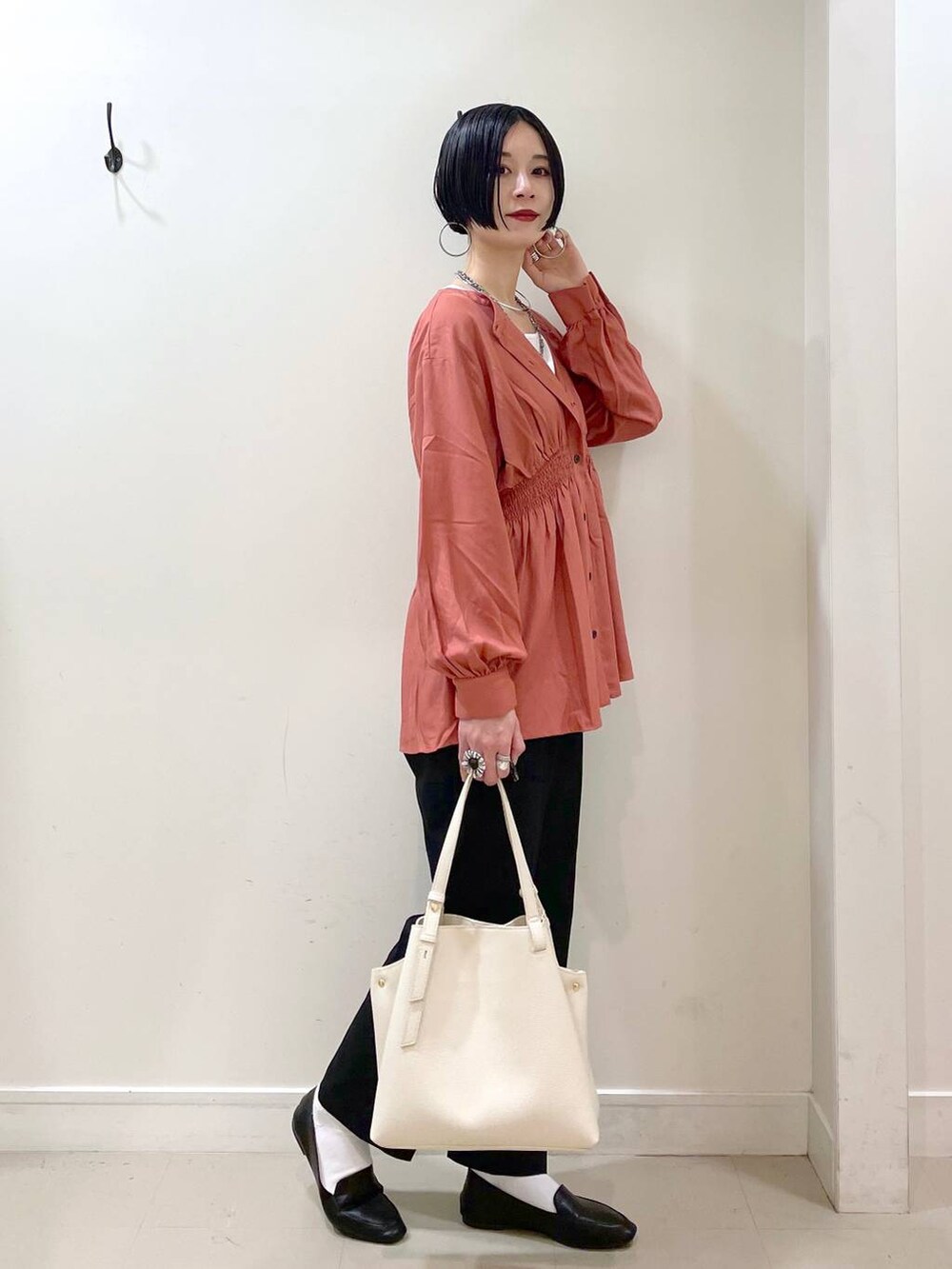 「高見え、若見え、着痩せ・細見え、ママコーデ、楽ちんコーデ、普通_GLOBAL WORK、高身長、体型カバー、GLOBAL WORK、シンプルコーデ、ブラウス、テーパードパンツ、パンツ、ネックレス、バッグ」｜「GLOBAL WORKのウツクシルエットテーパードパンツ/133595（その他パンツ、ブラック系）」を使った、るんるんさん（レディース・168cm）の春コーディネートの3枚目の写真