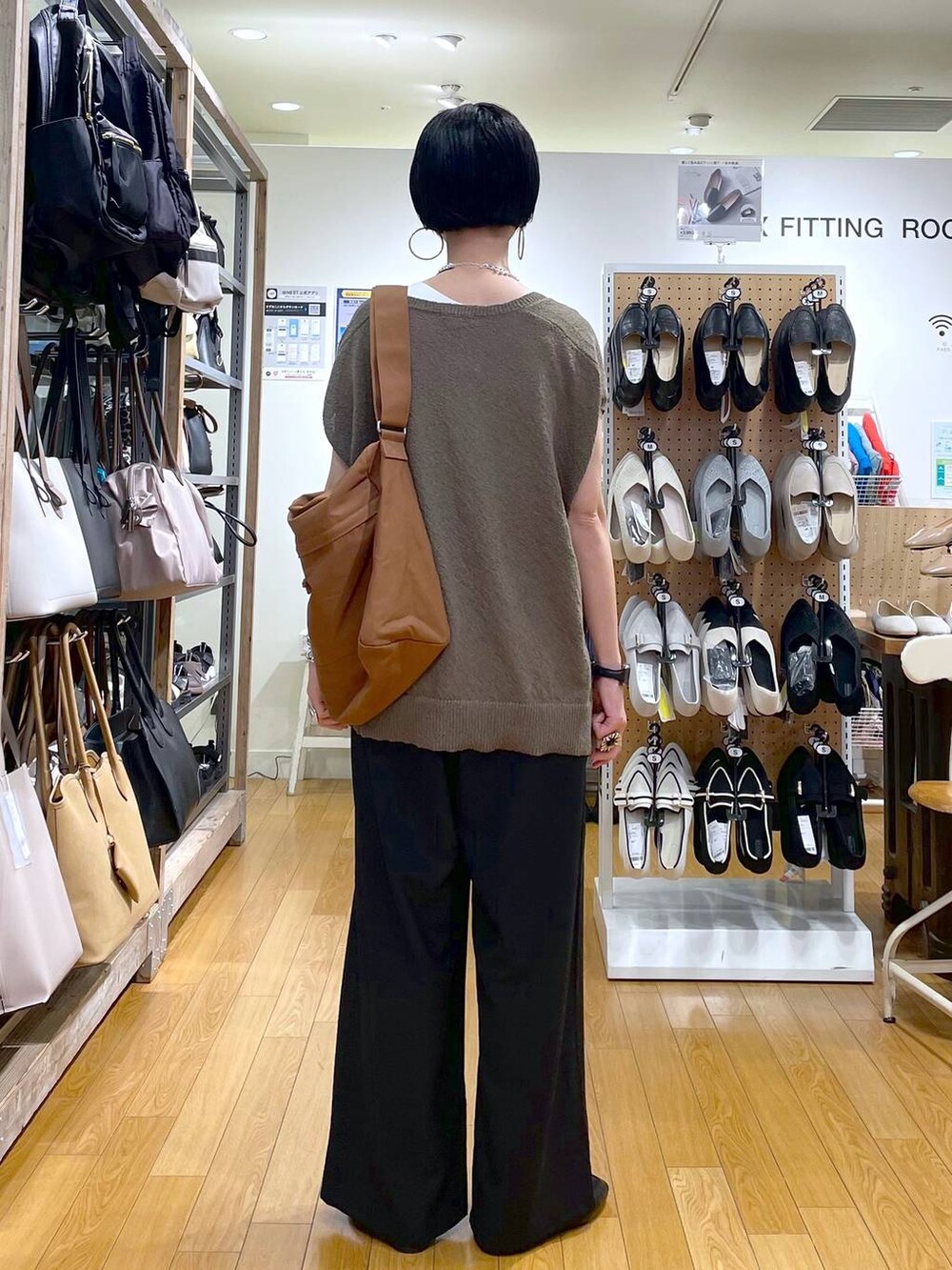 ブラック系のその他シューズ、ブラック系のその他パンツ、ブラウン系のベストを着用したレディースの秋コーディネートの4枚目の写真