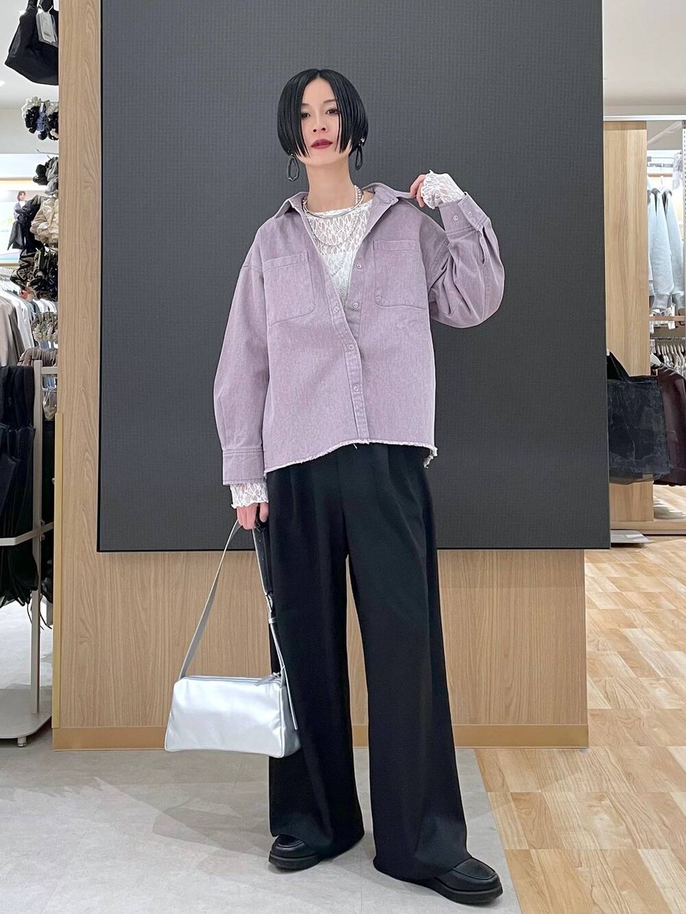 ブラック系のローファー、ホワイト系のTシャツ/カットソー、パープル系のシャツ/ブラウスを着用したレディースの冬コーディネートの5枚目の写真