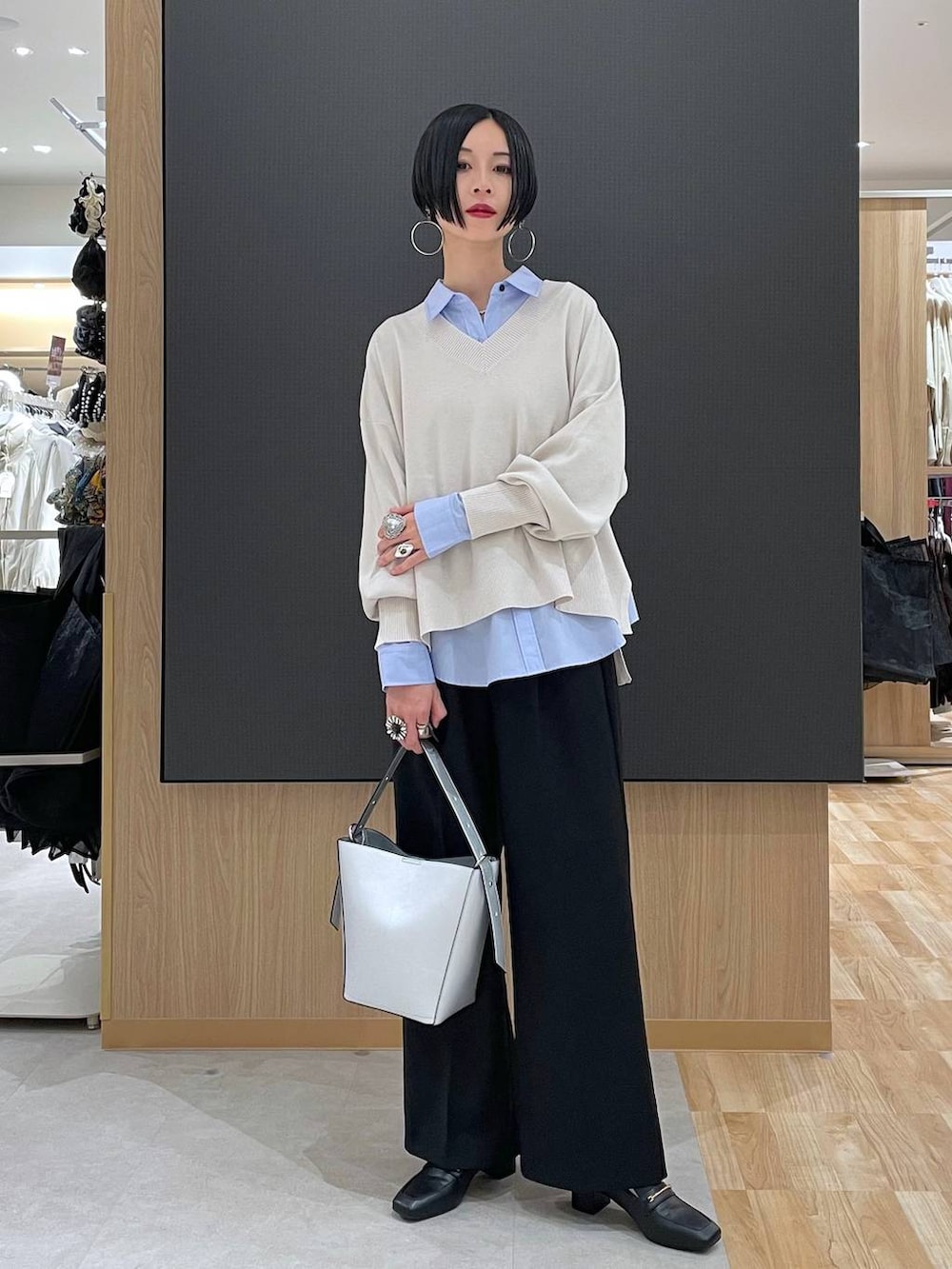 ブラック系のローファー、シルバー系のショルダーバッグ、その他のチェスターコートを着用したレディースの冬コーディネートの7枚目の写真