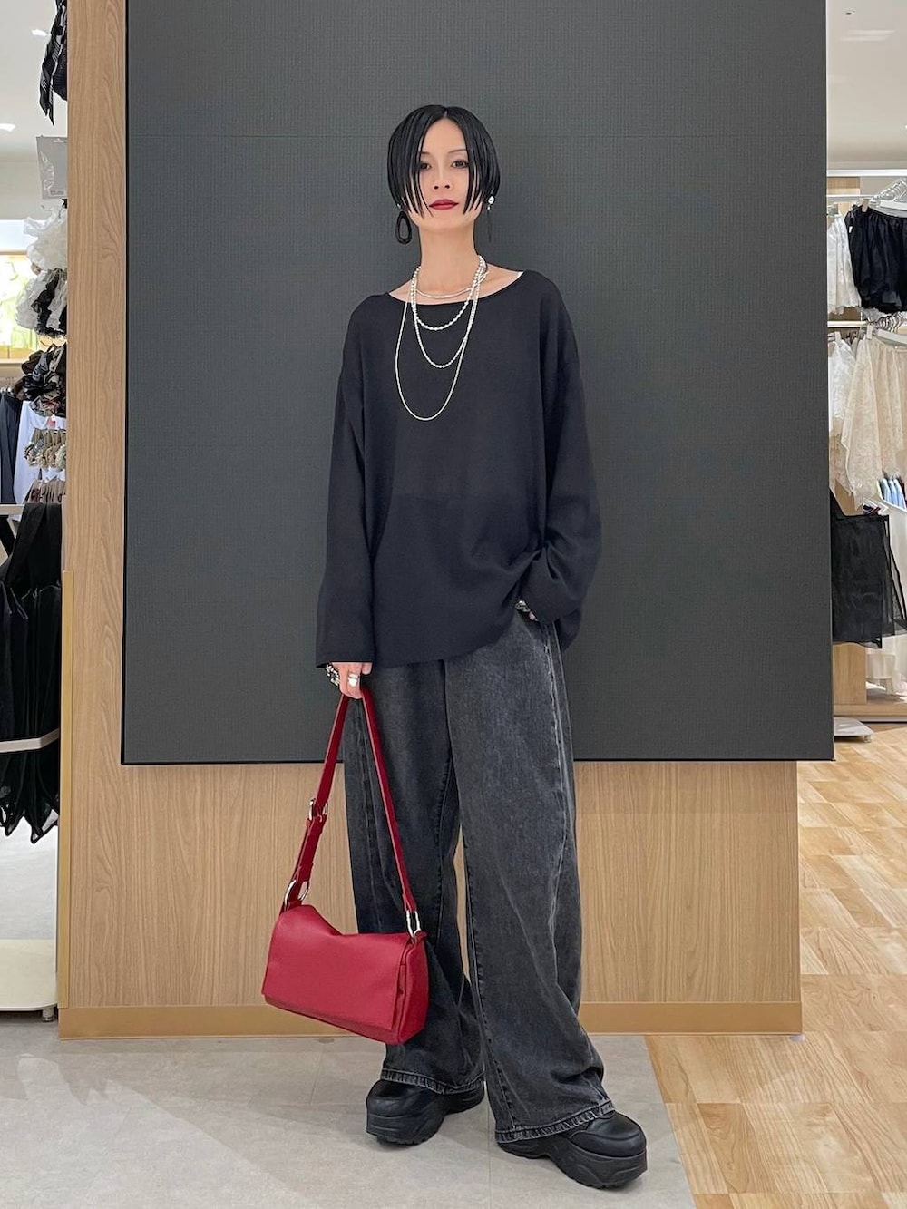 ホワイト系のキャミソール、ブラック系のデニムパンツ、ブラック系のカーディガン/ボレロを着用したレディースの夏コーディネートの6枚目の写真