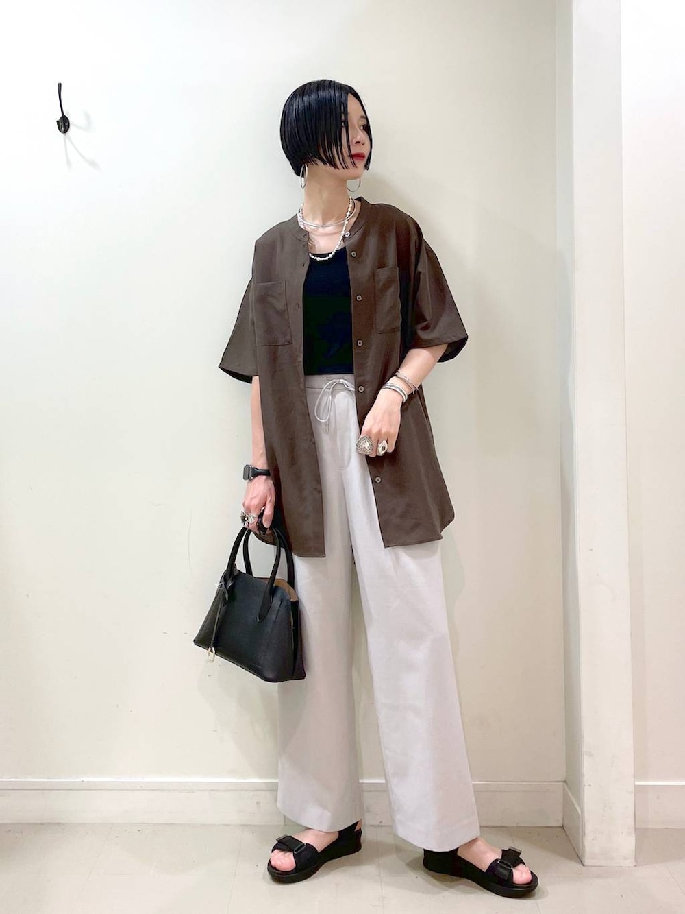 「高見え、若見え、着痩せ・細見え、ママコーデ、楽ちんコーデ、普通_GLOBAL WORK、高身長、体型カバー、GLOBAL WORK、シンプルコーデ、大人カジュアル、シャツ、キャミソール、ワイドパンツ、パンツ」｜「GLOBAL WORKのアップルウォッチ/合皮バンド/160631（デジタル腕時計、ブラック系）」を使った、るんるんさん（レディース・168cm）の夏コーディネートの7枚目の写真
