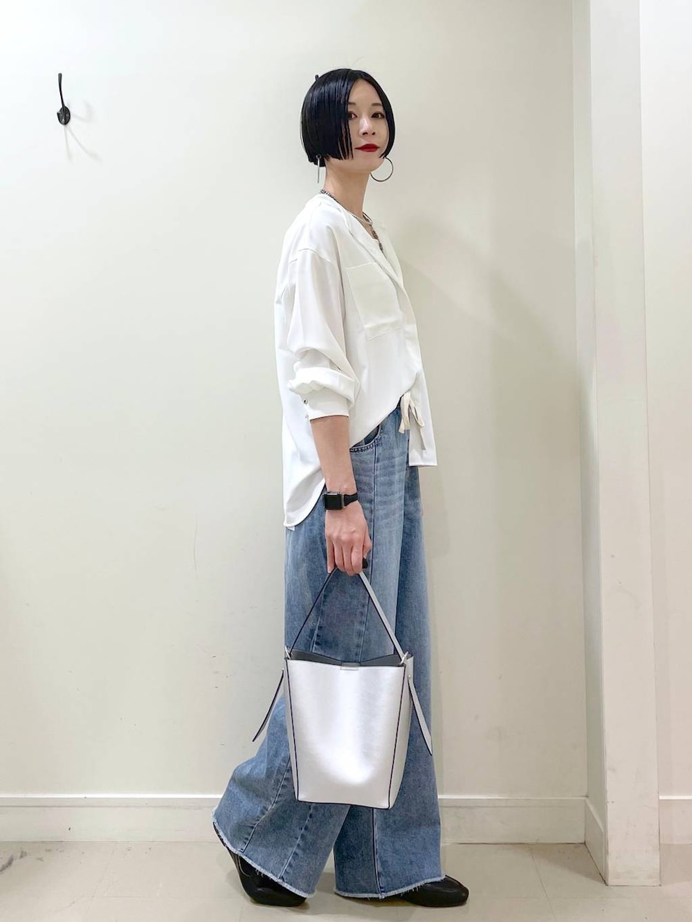 「GLOBAL WORK、高見え、若見え、着痩せ・細見え、ママコーデ、普通_GLOBAL WORK、高身長、トレンチコート、コート、ブラウス、デニムパンツ、パンツ、楽ちんコーデ、体型カバー、ワイドパンツ」|「GLOBAL WORKのらくっション踏めるバブーシュ/136007(その他シューズ、ブラック系)」を使った、るんるんさん(レディース・168cm)の春コーディネートの8枚目の写真