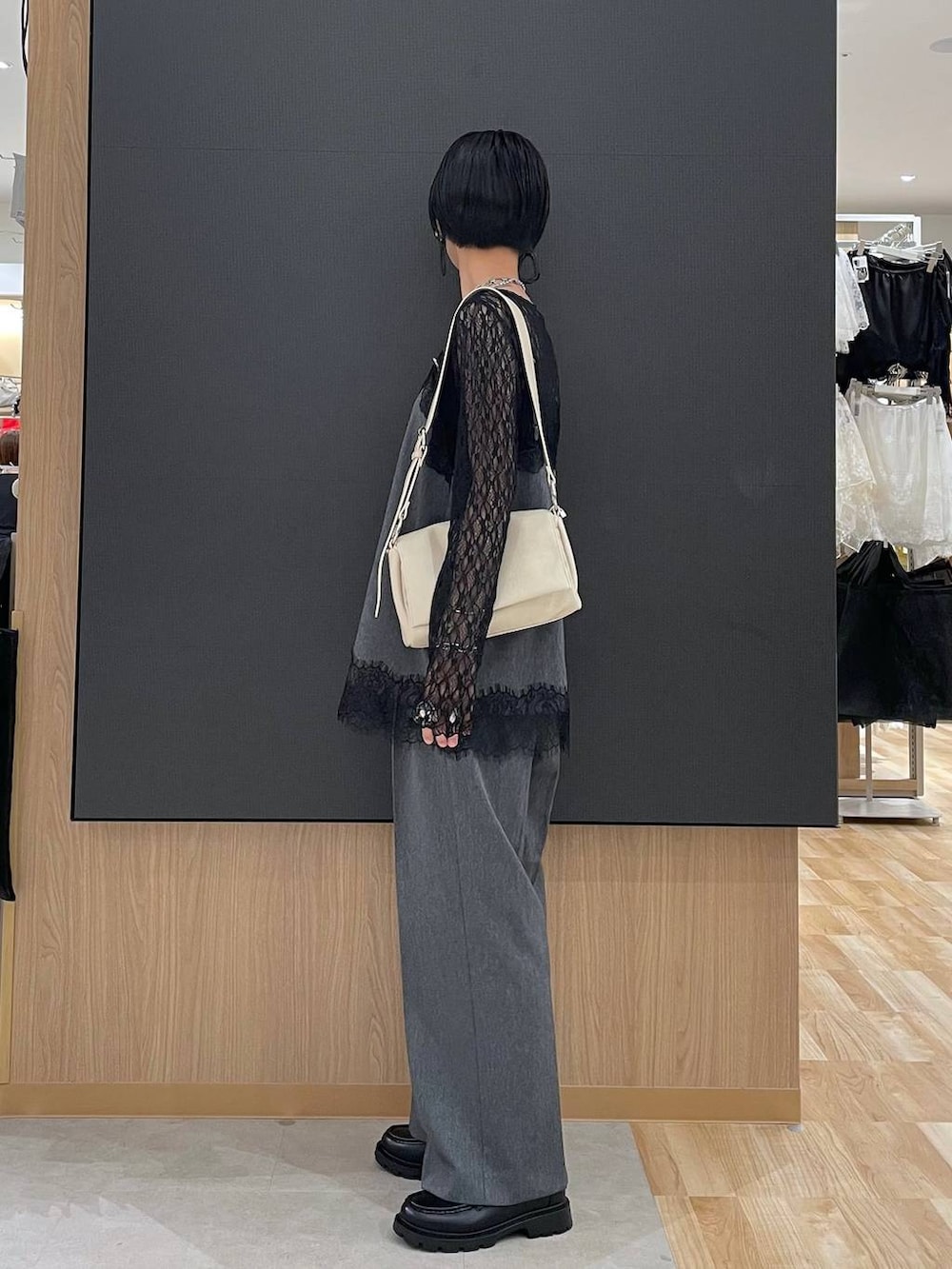 ブラック系のローファー、ブラック系のTシャツ/カットソー、ブラック系のタンクトップを着用したレディースの秋コーディネートの9枚目の写真