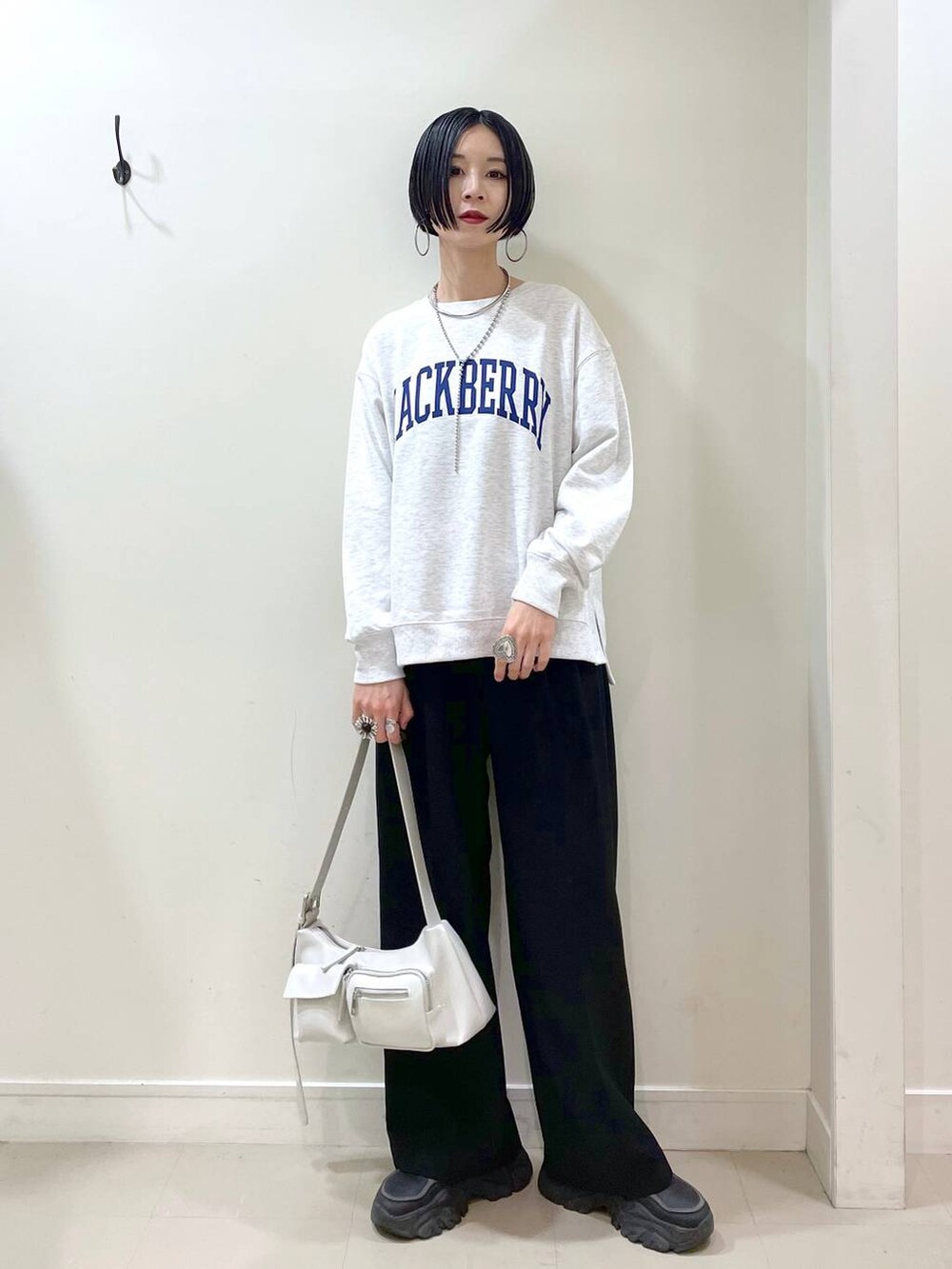 「GLOBAL WORK、体型カバー、高見え、若見え、着痩せ・細見え、ママコーデ、楽ちんコーデ、普通_GLOBAL WORK、高身長、シンプルコーデ、大人カジュアル、ブルゾン、スウェット、ワイドパンツ、バッグ」|「GLOBAL WORKのステンレスボールY字ネックレス/106439(ネックレス、シルバー系)」を使った、るんるんさん(レディース・168cm)の春コーディネートの5枚目の写真