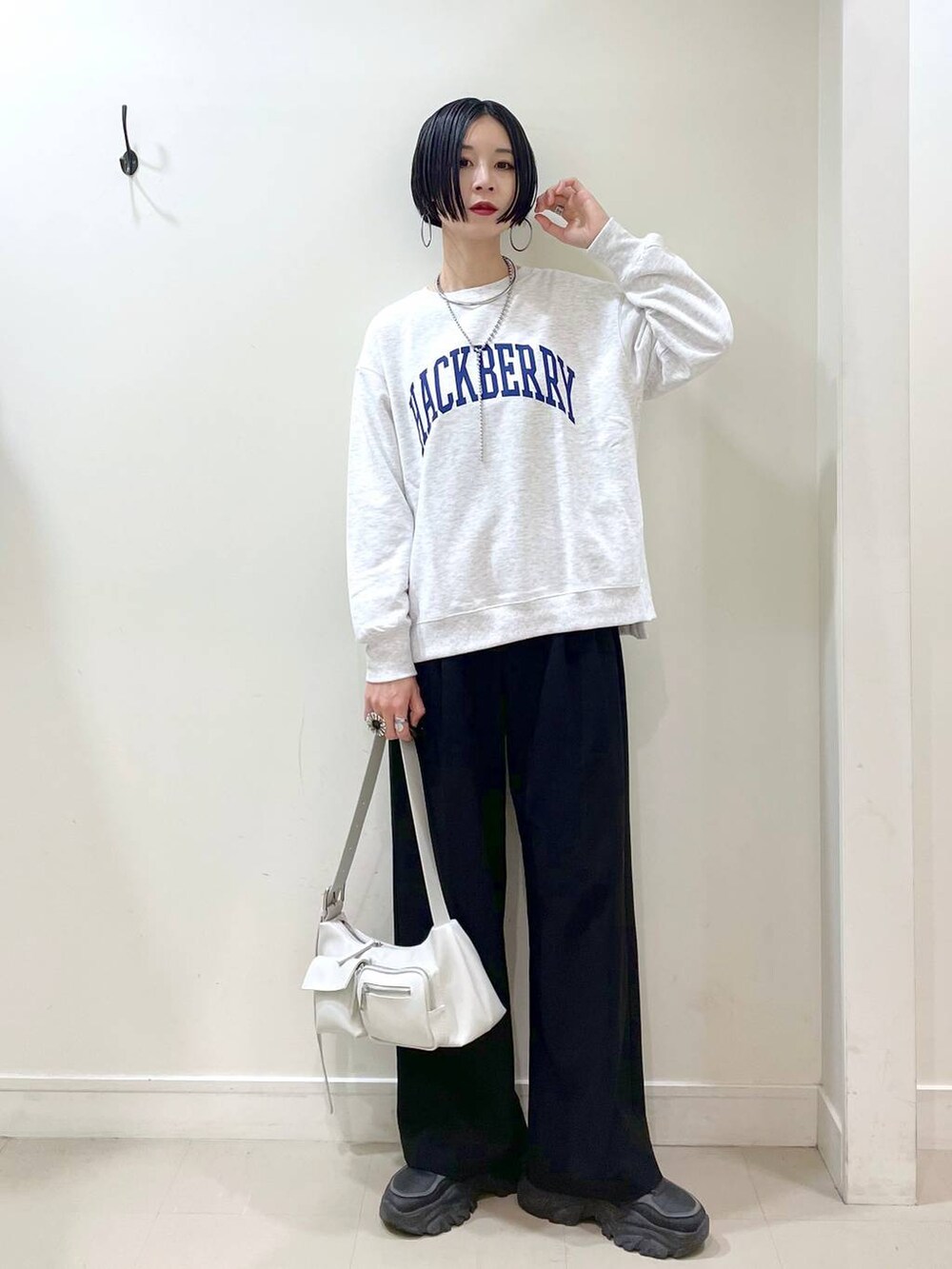 「GLOBAL WORK、体型カバー、高見え、若見え、着痩せ・細見え、ママコーデ、楽ちんコーデ、普通_GLOBAL WORK、高身長、シンプルコーデ、大人カジュアル、ブルゾン、スウェット、ワイドパンツ、バッグ」|「GLOBAL WORKのステンレスボールY字ネックレス/106439(ネックレス、シルバー系)」を使った、るんるんさん(レディース・168cm)の春コーディネートの9枚目の写真