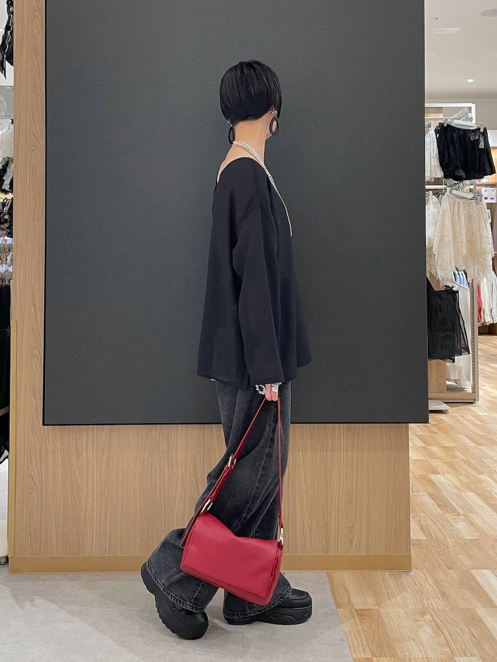 ホワイト系のキャミソール、ブラック系のデニムパンツ、ブラック系のカーディガン/ボレロを着用したレディースの夏コーディネートの3枚目の写真