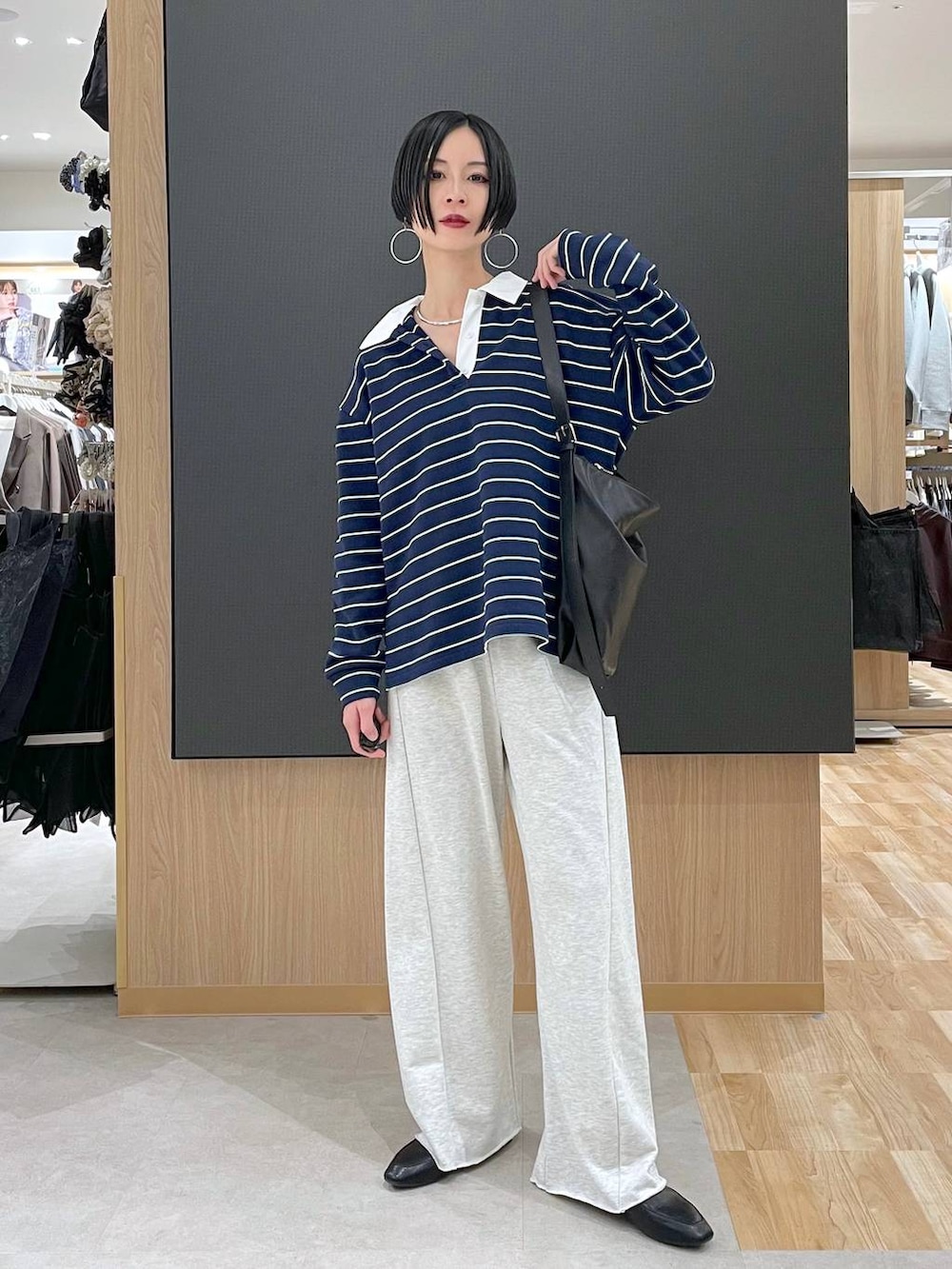 ブラック系のその他シューズ、ホワイト系のスウェットパンツ、ブルー系のスウェットを着用したレディースの冬コーディネートの5枚目の写真