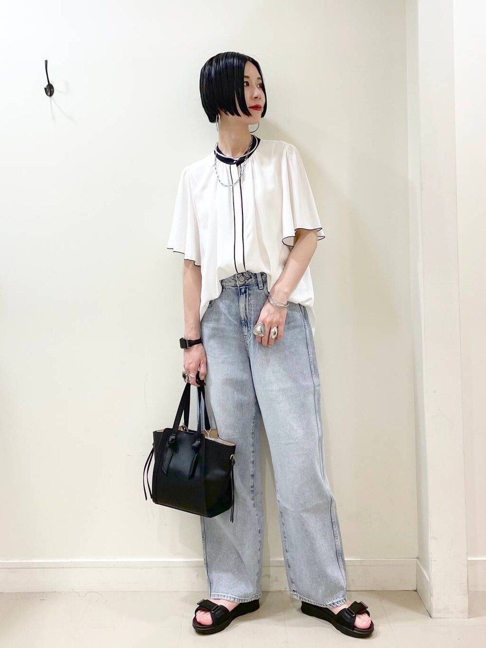 「高見え、若見え、着痩せ・細見え、ママコーデ、楽ちんコーデ、普通_GLOBAL WORK、高身長、体型カバー、GLOBAL WORK、シンプルコーデ、大人カジュアル、ブラウス、デニムパンツ、パンツ、ショルダーバッグ」|「GLOBAL WORKのGOODデニムバギーパンツ/118365(デニムパンツ、ブルー系)」を使った、るんるんさん(レディース・168cm)の春コーディネートの2枚目の写真
