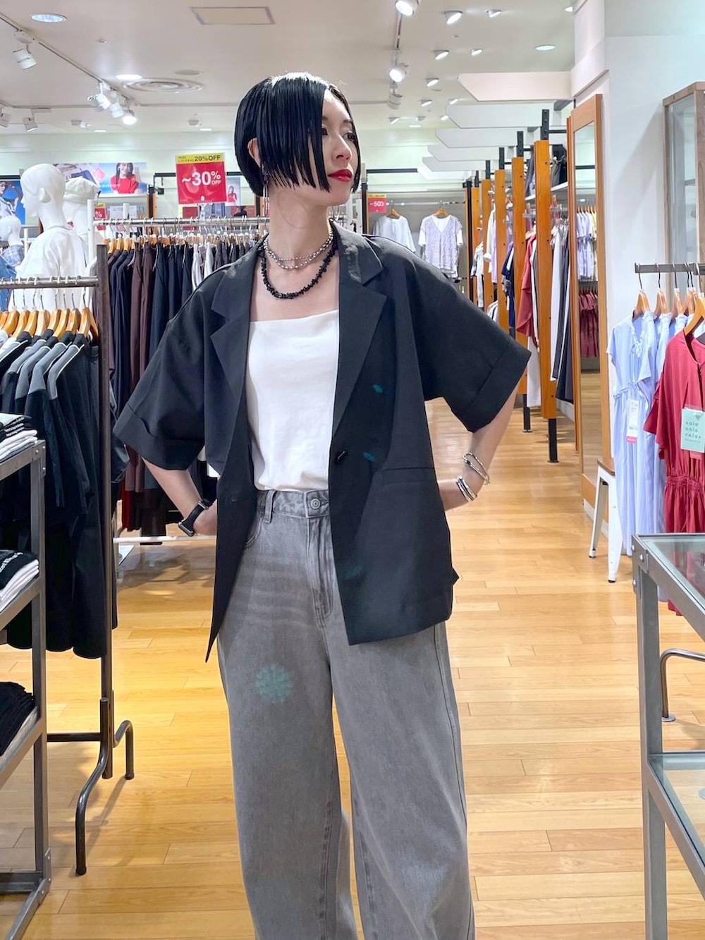 「夏コーデ、モノトーン、ネックレス、カップ付きインナー、デニムパンツ、パンツ、高見え、若見え、着痩せ・細見え、ママコーデ、楽ちんコーデ、普通_GLOBAL WORK、高身長、体型カバー、GLOBAL WORK」|「GLOBAL WORKのステンレスボールY字ネックレス/106439(ネックレス、シルバー系)」を使った、るんるんさん(レディース・168cm)の夏コーディネートの6枚目の写真