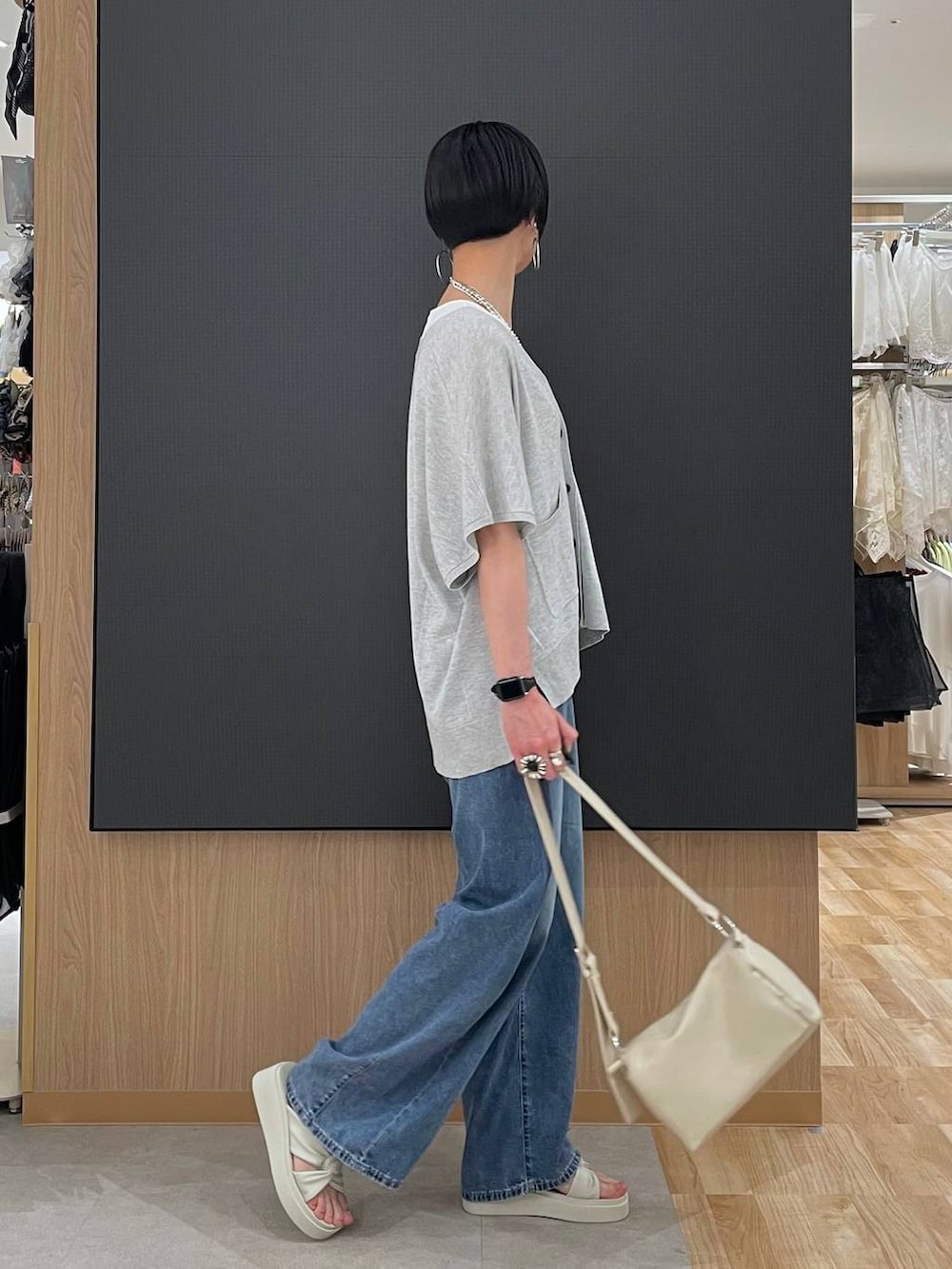 グレー系のカーディガン/ボレロ、ブルー系のデニムパンツ、ホワイト系のタンクトップを着用したレディースの夏コーディネートの2枚目の写真