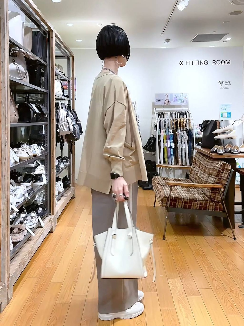 「若見え、着痩せ・細見え、ショルダーバッグ、高見え、ママコーデ、楽ちんコーデ、普通_GLOBAL WORK、高身長、体型カバー、GLOBAL WORK、シンプルコーデ、大人カジュアル、カーディガン、サロペット、タンクトップ」|「GLOBAL WORKのステンレスボールY字ネックレス/106439(ネックレス、シルバー系)」を使った、るんるんさん(レディース・168cm)の春コーディネートの2枚目の写真