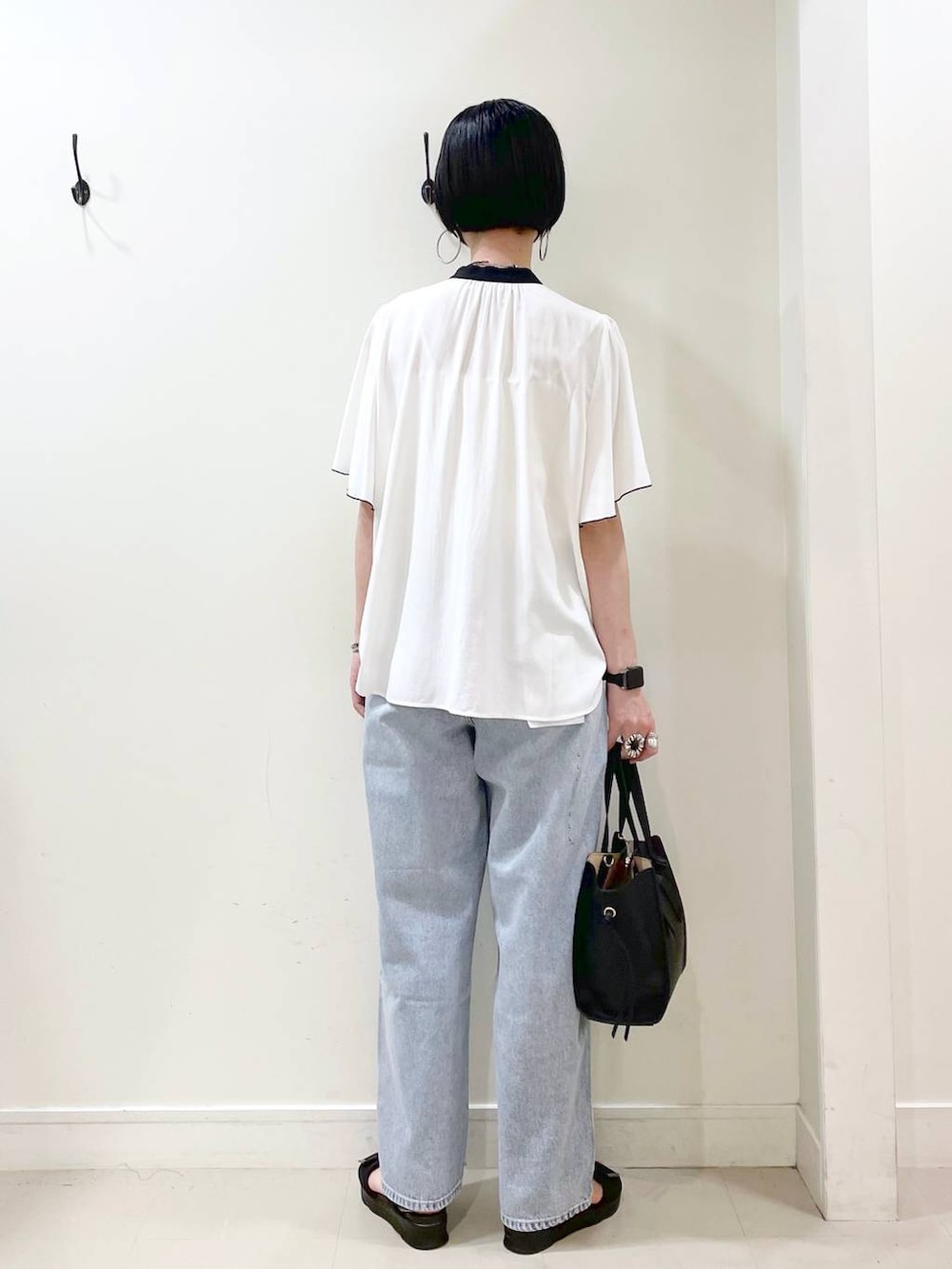 「高見え、若見え、着痩せ・細見え、ママコーデ、楽ちんコーデ、普通_GLOBAL WORK、高身長、体型カバー、GLOBAL WORK、シンプルコーデ、大人カジュアル、ブラウス、デニムパンツ、パンツ、ショルダーバッグ」|「GLOBAL WORKのGOODデニムバギーパンツ/118365(デニムパンツ、ブルー系)」を使った、るんるんさん(レディース・168cm)の春コーディネートの4枚目の写真