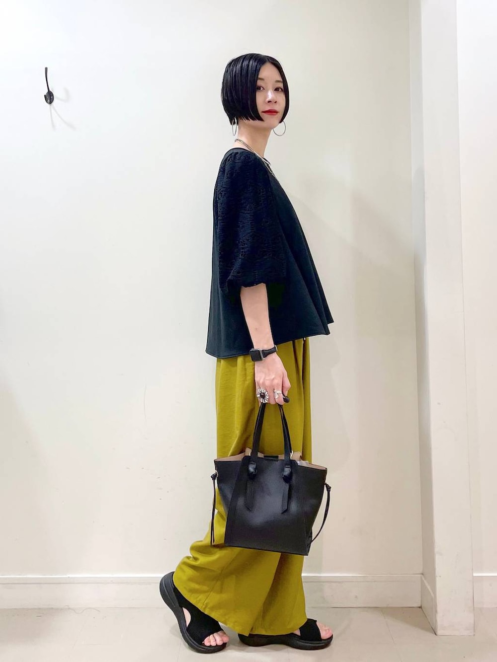 「高見え、若見え、着痩せ・細見え、ママコーデ、楽ちんコーデ、普通_GLOBAL WORK、高身長、体型カバー、GLOBAL WORK、シンプルコーデ、大人カジュアル、Tシャツ、ワイドパンツ、パンツ、ネックレス」｜「GLOBAL WORKのスペ軽変形3WAYBAG/234491（ショルダーバッグ、ブラック系）」を使った、るんるんさん（レディース・168cm）の春コーディネートの3枚目の写真