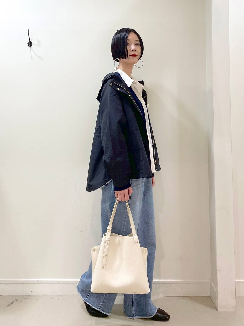 「高見え、若見え、着痩せ・細見え、ママコーデ、普通_GLOBAL WORK、高身長、GLOBAL WORK、マウンテンパーカー、パーカー、カーディガン、シャツ、ワイドパンツ、デニムパンツ、パンツ、ネックレス」|「GLOBAL WORKのらくっション踏めるバブーシュ/136007(その他シューズ、ブラック系)」を使った、るんるんさん(レディース・168cm)の春コーディネートの3枚目の写真
