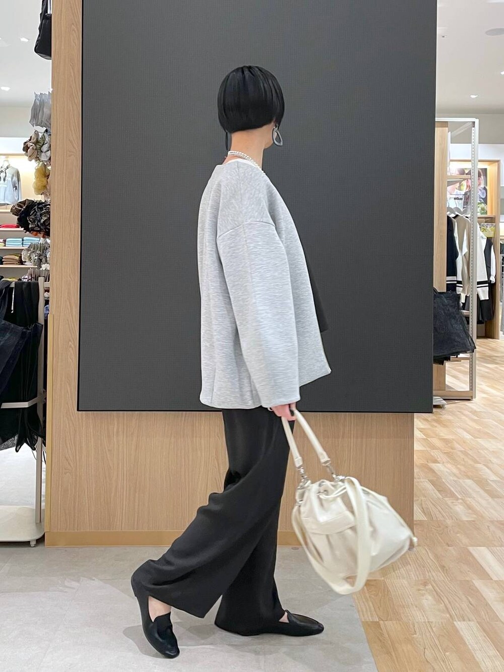 ブラック系のその他シューズ、ホワイト系のショルダーバッグ、グレー系のブルゾンを着用したレディースの春コーディネートの2枚目の写真