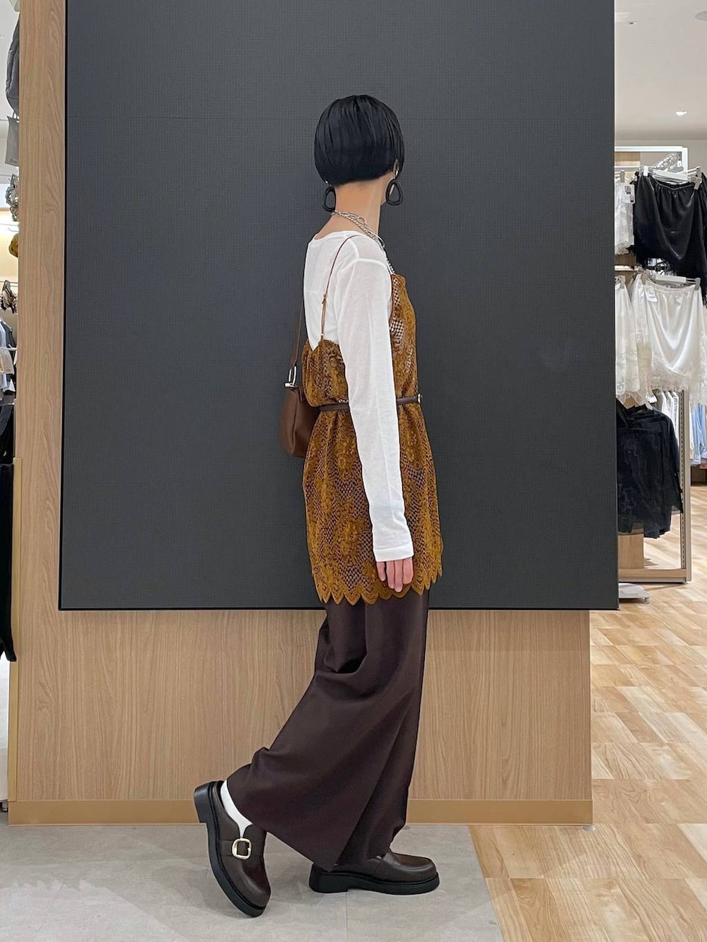 ホワイト系のTシャツ/カットソー、オレンジ系のキャミソール、ブラウン系のローファーを着用したレディースの夏コーディネートの2枚目の写真