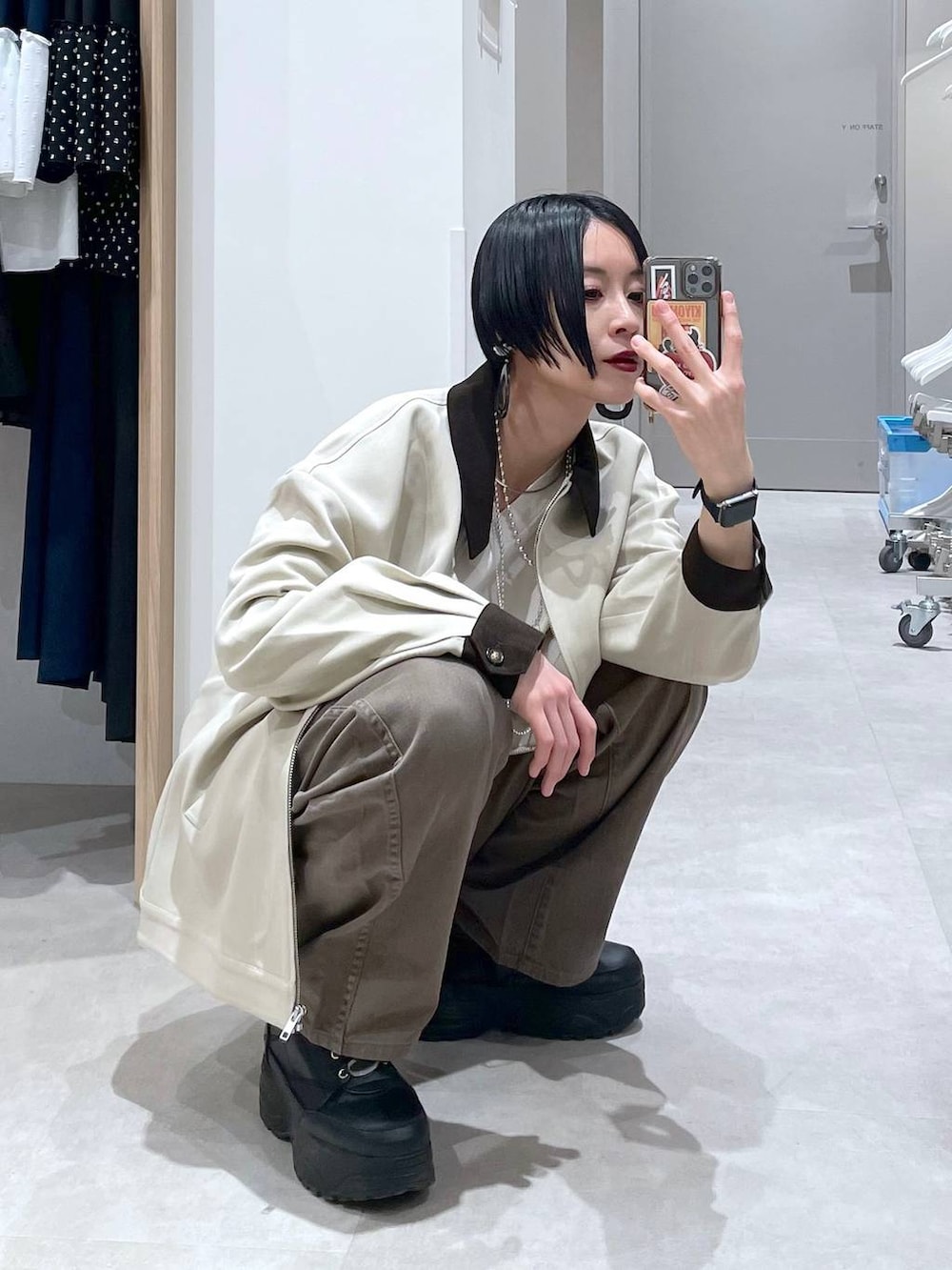 ブラウン系のデニムパンツ、ベージュ系のニット/セーター、ベージュ系のブルゾンを着用したレディースの冬コーディネートの4枚目の写真