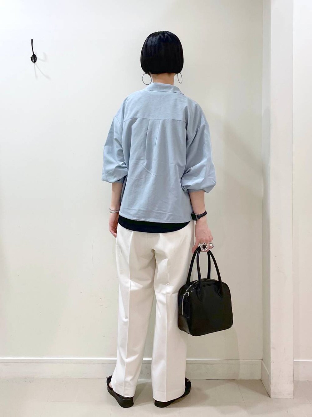 「高見え、若見え、着痩せ・細見え、ママコーデ、楽ちんコーデ、普通_GLOBAL WORK、高身長、体型カバー、GLOBAL WORK、シンプルコーデ、大人カジュアル、シャツ、Tシャツ、ワイドパンツ、パンツ」|「GLOBAL WORKのウツクシルエットワイドパンツ/133599(その他パンツ、ホワイト系)」を使った、るんるんさん(レディース・168cm)の夏コーディネートの4枚目の写真