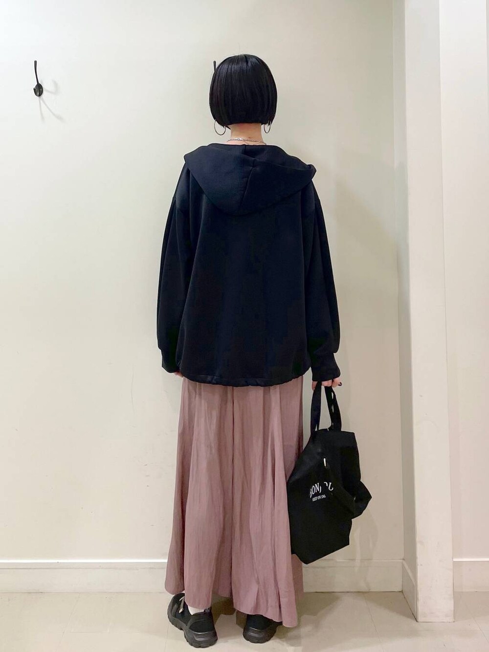 「若見え、着痩せ・細見え、普通_GLOBAL WORK、高身長、GLOBAL WORK、パーカー、ワイドパンツ、パンツ、楽ちんコーデ、ネックレス、ショルダーバッグ、スニーカー、春コーデ、高見え、ママコーデ」|「GLOBAL WORKのエアかるクッションベルトスニーカー/102313(スニーカー、ブラック系)」を使った、るんるんさん(レディース・168cm)の春コーディネートの4枚目の写真