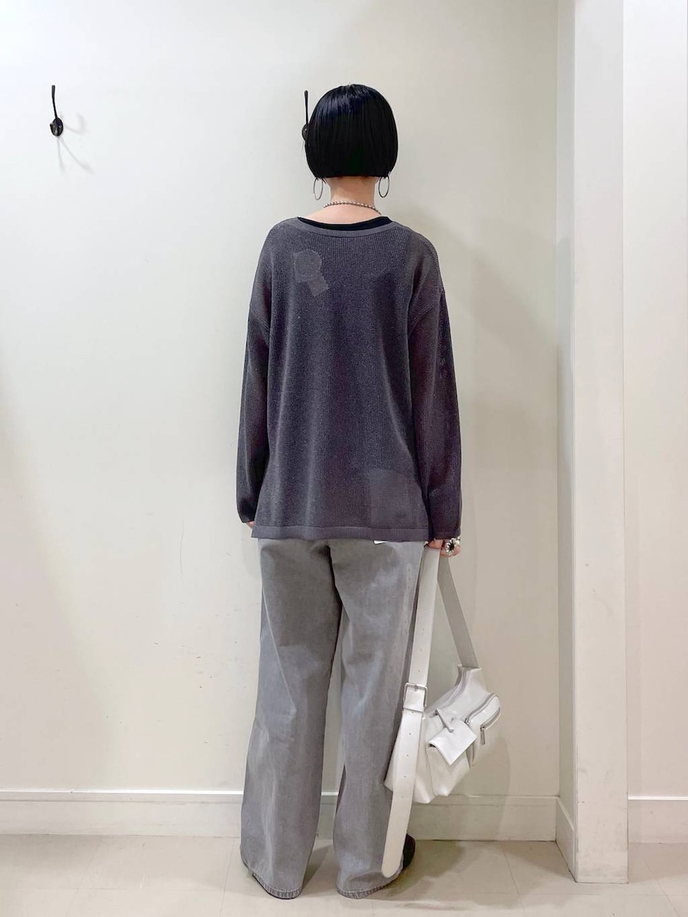 「高見え、若見え、着痩せ・細見え、ママコーデ、楽ちんコーデ、普通_GLOBAL WORK、高身長、体型カバー、GLOBAL WORK、シンプルコーデ、大人カジュアル、タンクトップ、デニムパンツ、パンツ、ネックレス」｜「GLOBAL WORKのGOODデニムバギーパンツ/118365（デニムパンツ、グレー系）」を使った、るんるんさん（レディース・168cm）の春コーディネートの3枚目の写真