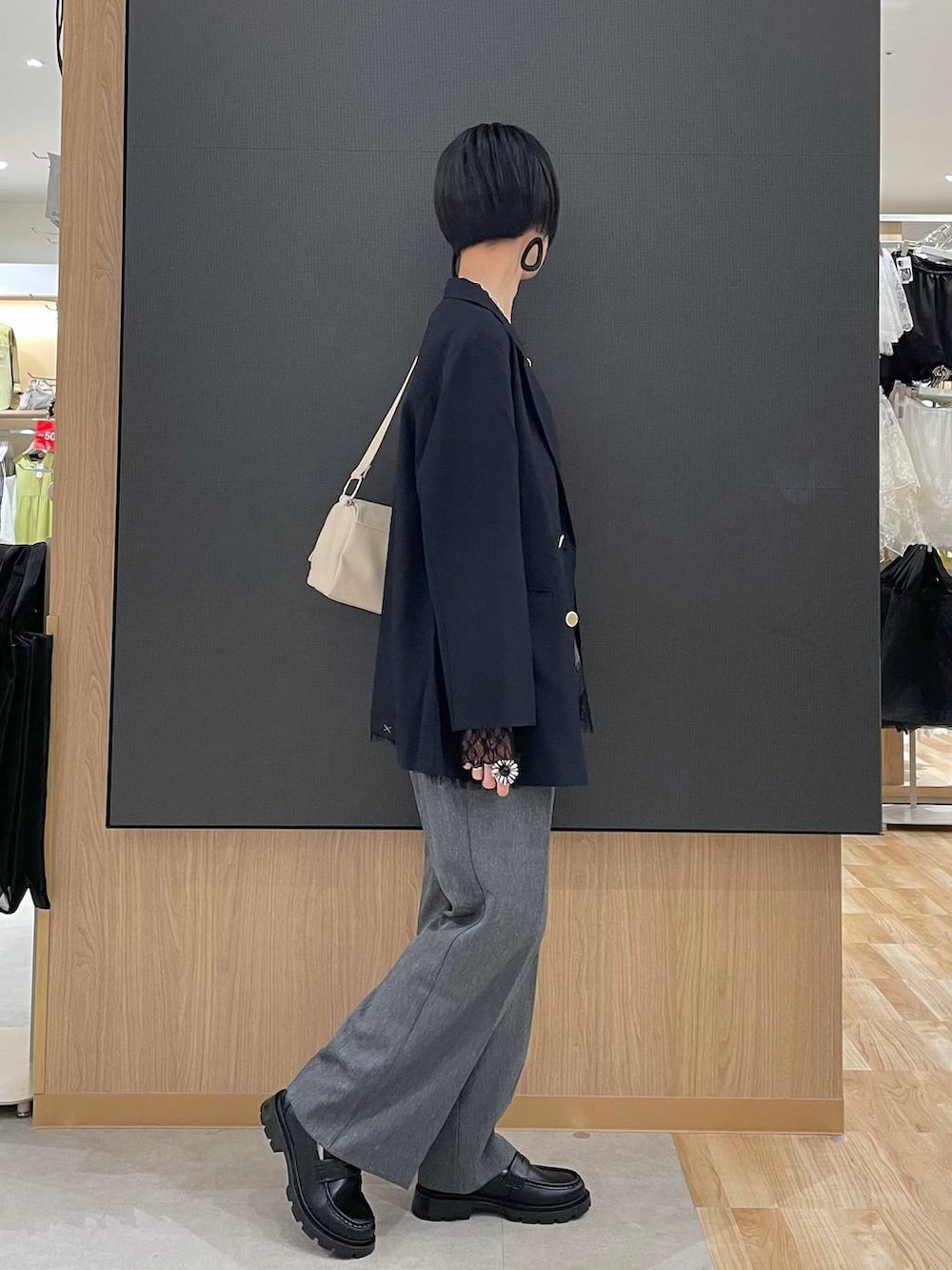 ブラック系のローファー、ブラック系のTシャツ/カットソー、ブラック系のタンクトップを着用したレディースの秋コーディネートの2枚目の写真