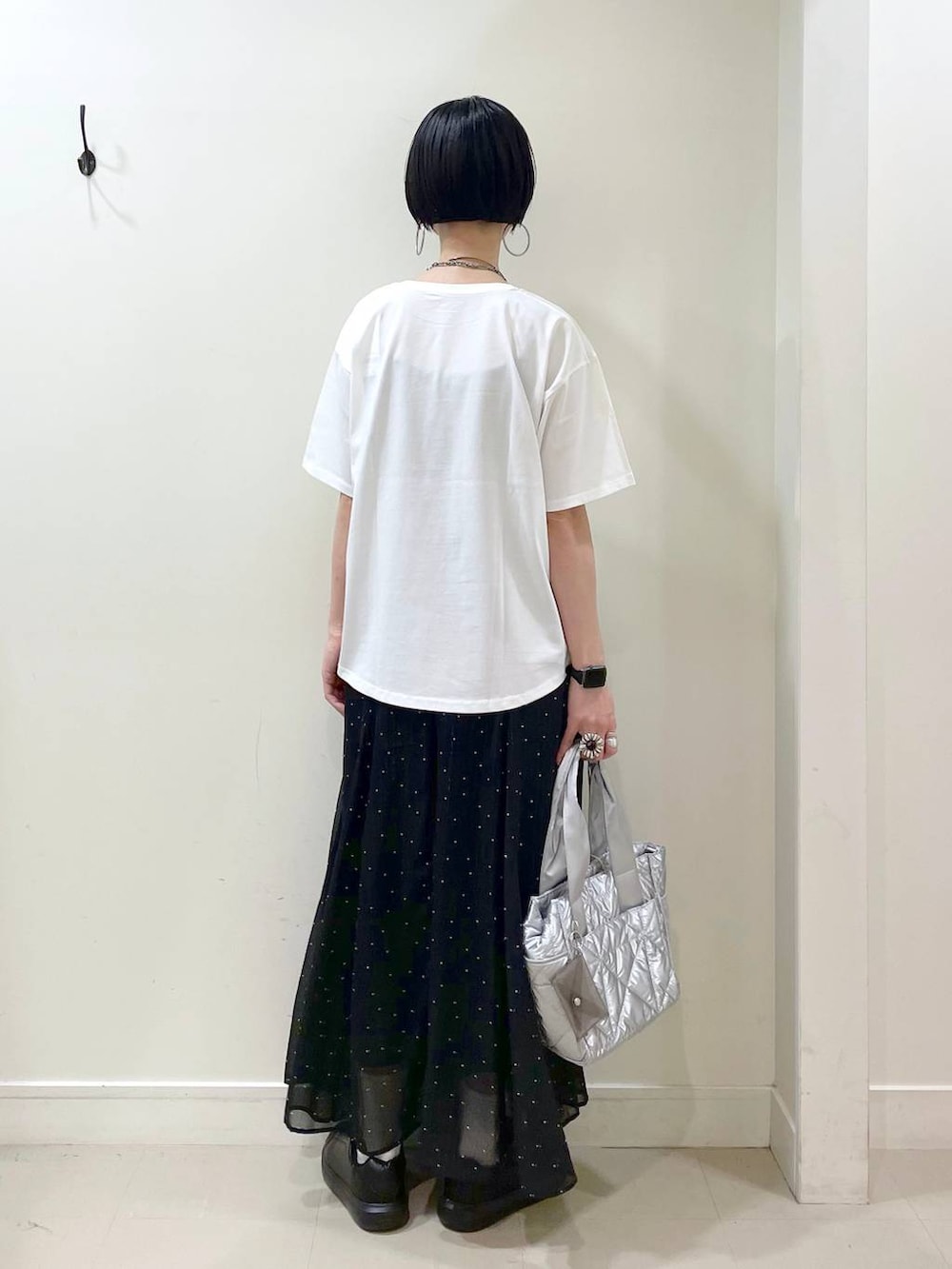 「高見え、若見え、着痩せ・細見え、ママコーデ、楽ちんコーデ、普通_GLOBAL WORK、高身長、体型カバー、GLOBAL WORK、シンプルコーデ、ブルゾン、Tシャツ、スカート、大人カジュアル、春コーデ」|「GLOBAL WORKのエアかるコートスニーカー/135742(スニーカー、ブラック系)」を使った、るんるんさん(レディース・168cm)の春コーディネートの8枚目の写真