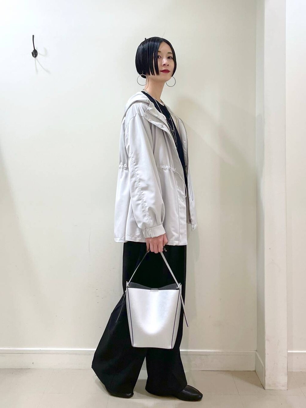 「マウンテンパーカー、ブルゾン、アウター、カーディガン、Tシャツ、ロンT、春コーデ、ワイドパンツ、パンツ、楽ちんコーデ、体型カバー、シンプルコーデ、ネックレス、高見え、若見え」|「GLOBAL WORKのらくっション踏めるバブーシュ/136007(その他シューズ、ブラック系)」を使った、るんるんさん(レディース・168cm)の春コーディネートの3枚目の写真