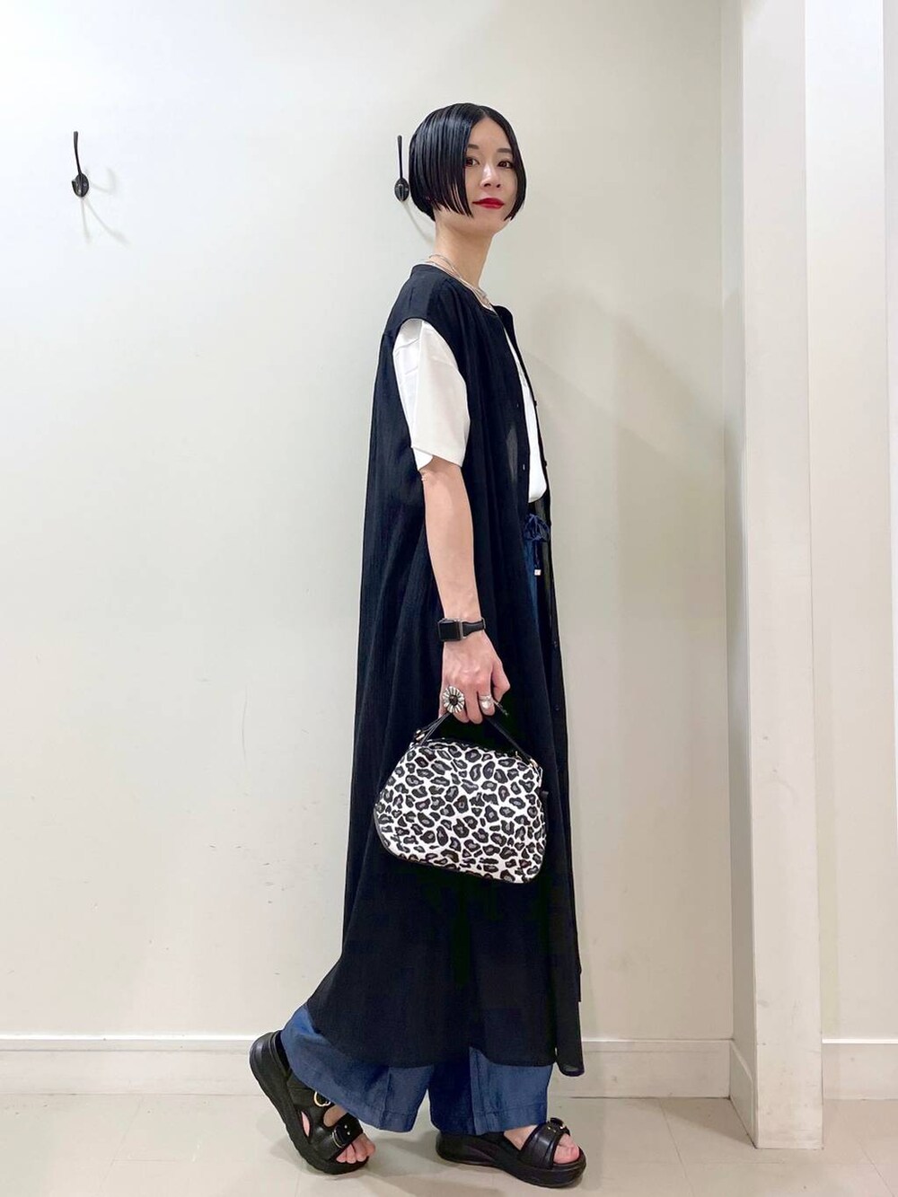 「ワイドパンツ、春コーデ、夏コーデ、春夏コーデ、ネックレス、Tシャツ、ワンピース、デニムパンツ、パンツ、高見え、若見え、着痩せ・細見え、ママコーデ、楽ちんコーデ、普通_GLOBAL WORK」|「GLOBAL WORKのスペ軽お財布ショルダー/132336(ショルダーバッグ、その他)」を使った、るんるんさん(レディース・168cm)の春コーディネートの3枚目の写真
