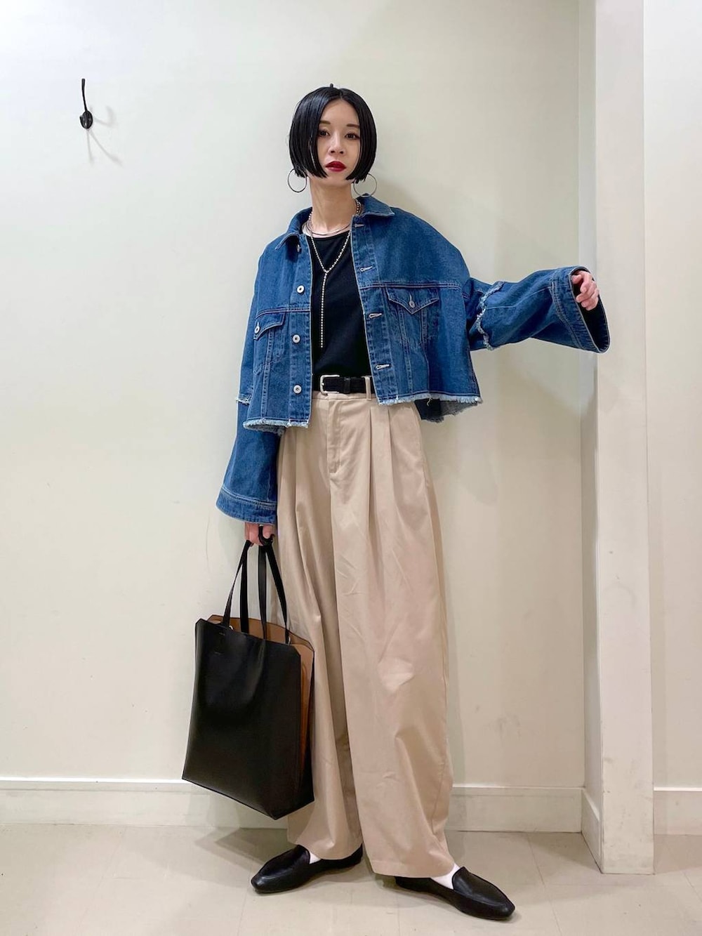 「高見え、若見え、着痩せ・細見え、ママコーデ、普通_GLOBAL WORK、高身長、GLOBAL WORK、パンツ、Tシャツ、ショルダーバッグ、バッグ、ネックレス、春コーデ」|「GLOBAL WORKのBeauteeラメクループルオーバー長袖/115464(Tシャツ/カットソー、ブラック系)」を使った、るんるんさん(レディース・168cm)の夏コーディネートの2枚目の写真